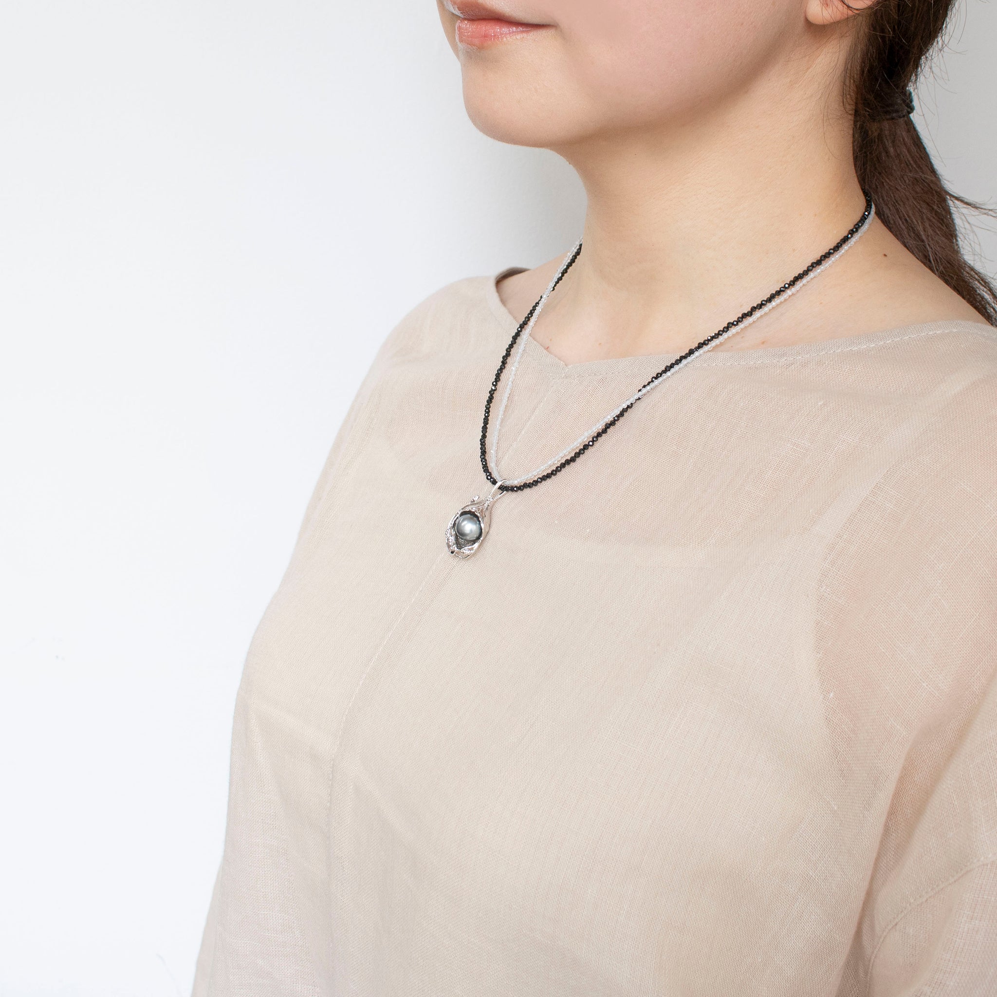 パール/スピネル シルバーネックレス(黒蝶真珠/9.5mm/2連/6月
