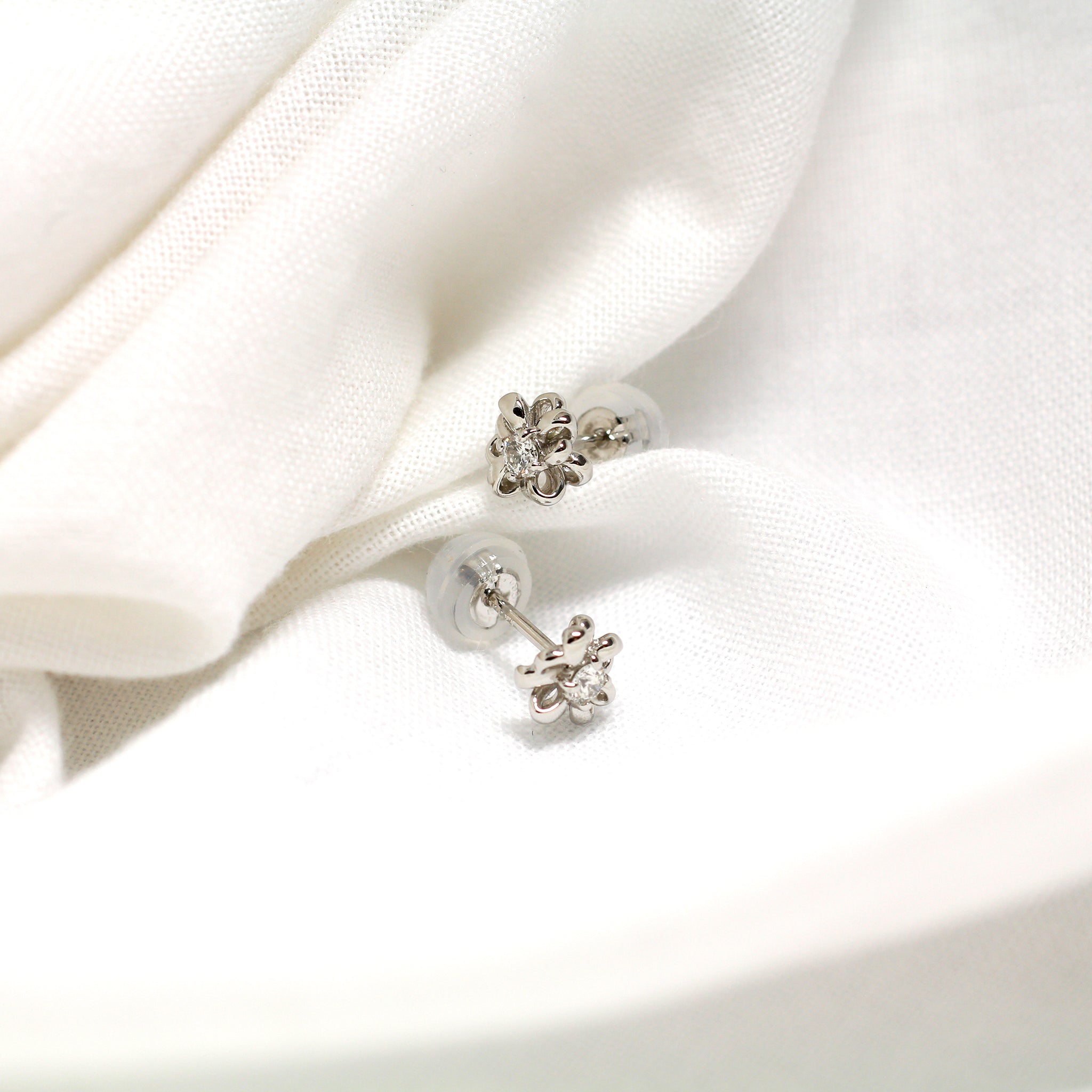 ダイヤモンド プラチナピアス(フラワーモチーフ/4月誕生石)《25H02707》