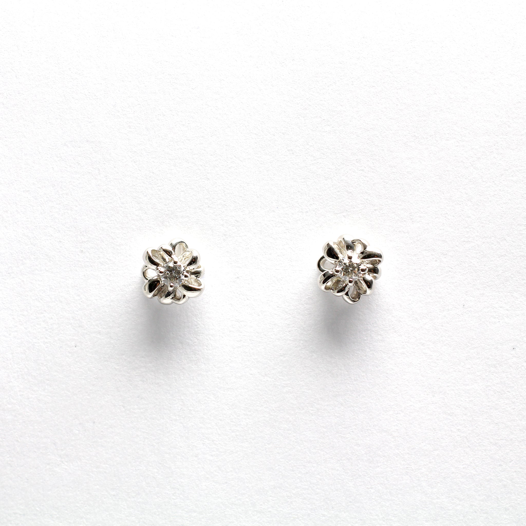 ダイヤモンド プラチナピアス(フラワーモチーフ/4月誕生石)《25H02707》