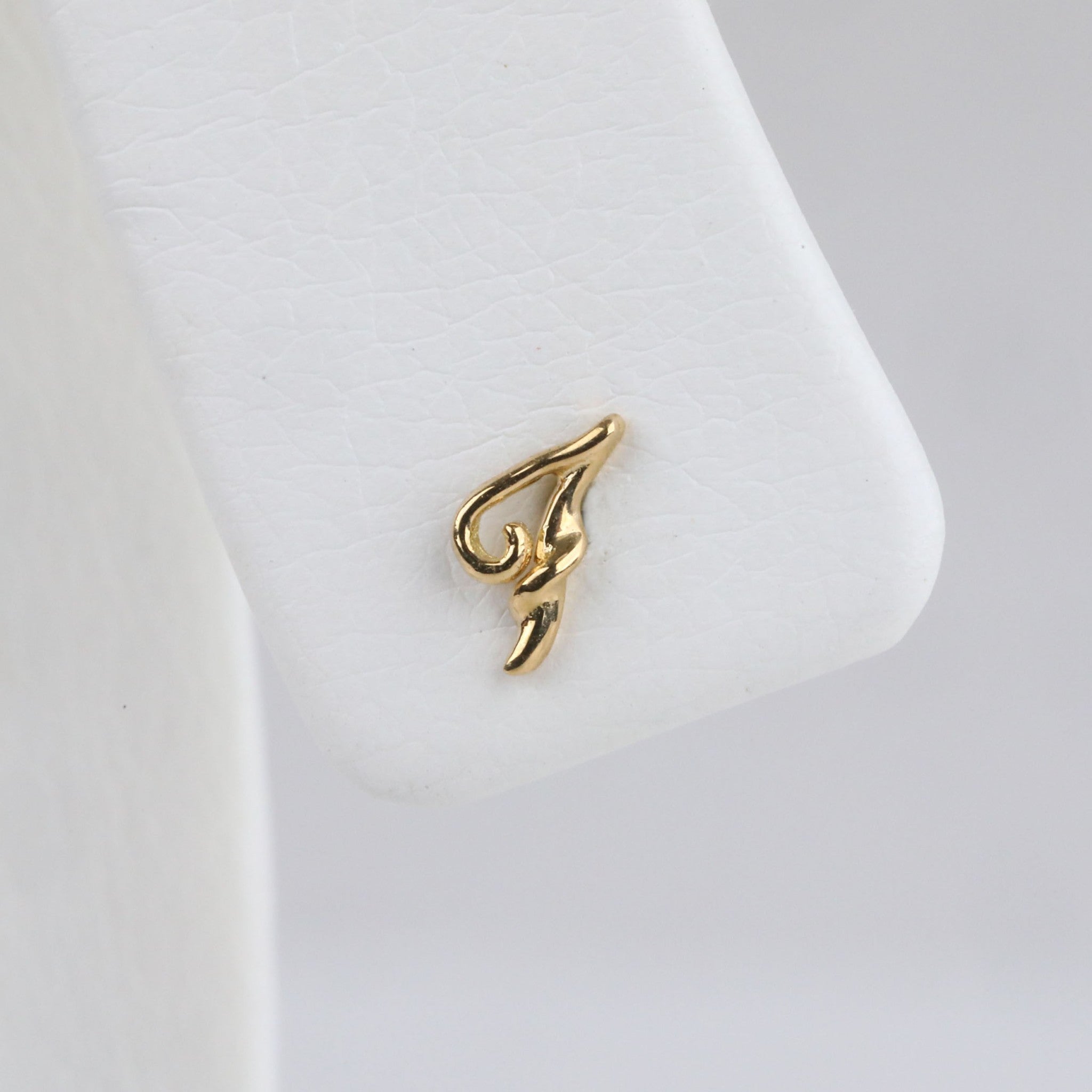 ピアス　No.5231 K18ピアス(イニシャル/N/片側)《25H02711-N》 | 京セラ