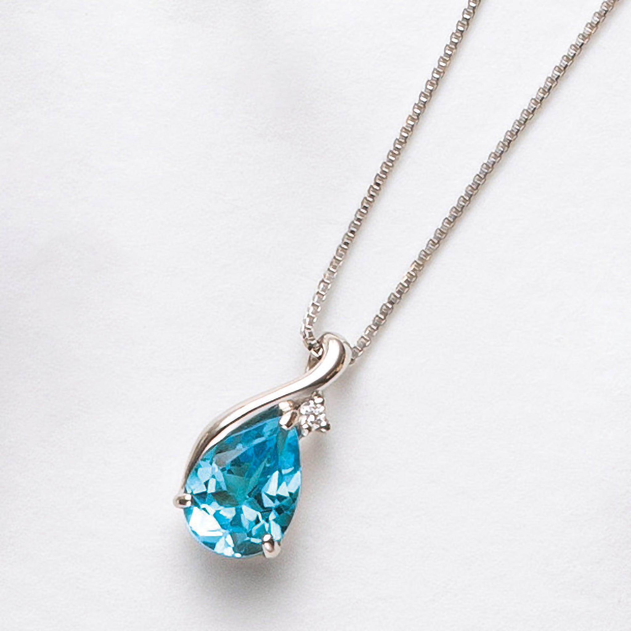 ブルートパーズ プラチナネックレス(ペアシェイプ/11月誕生石