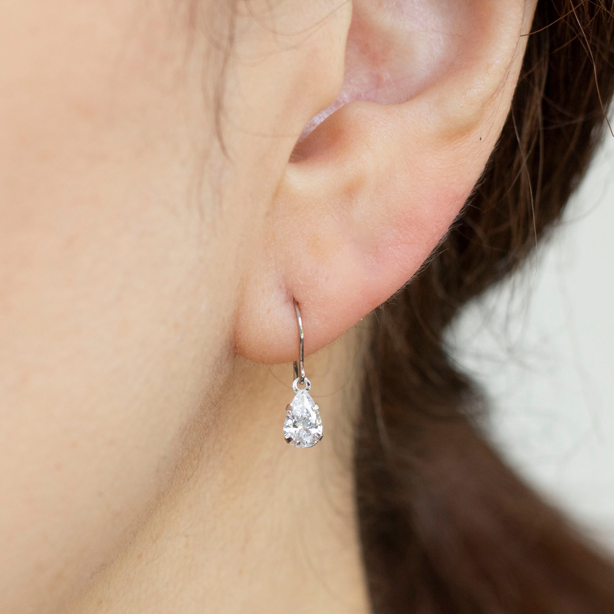 キュービックジルコニア プラチナピアス(ペアシェイプカット