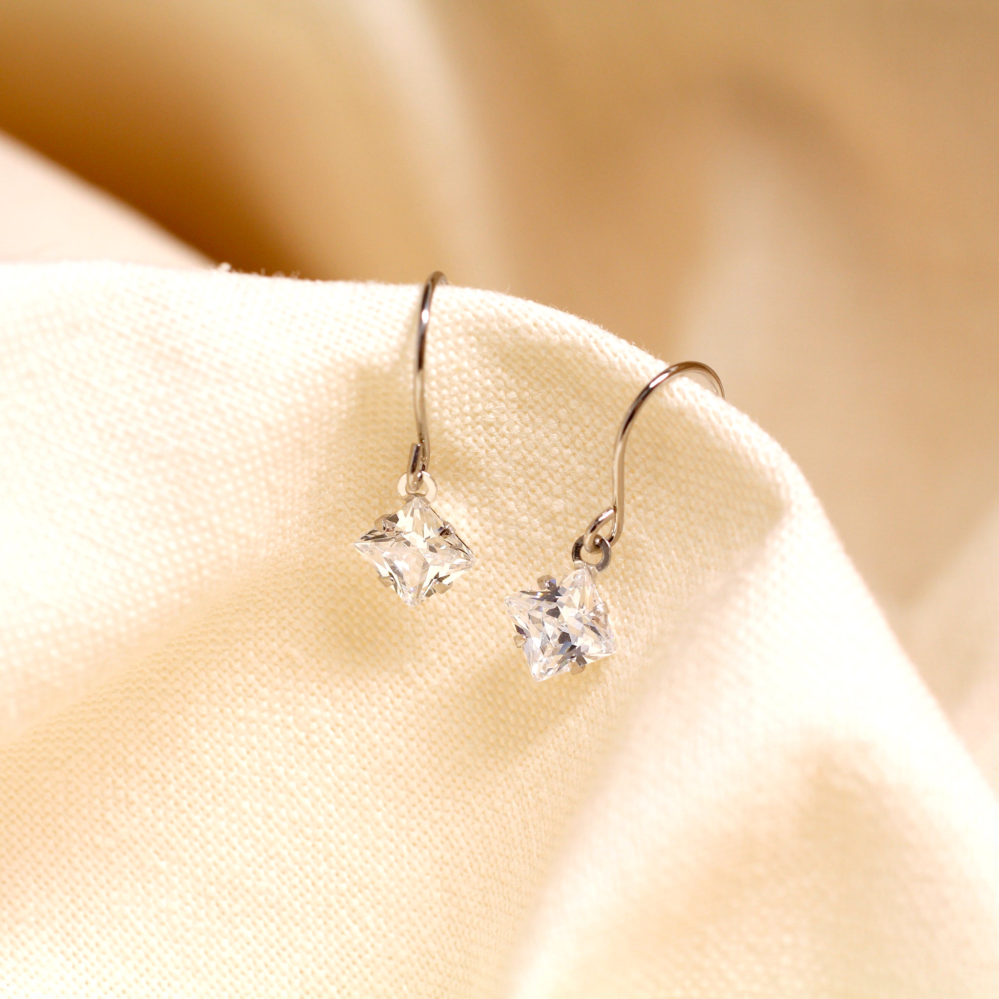 キュービックジルコニア プラチナピアス(スクエアカット)《25N02510