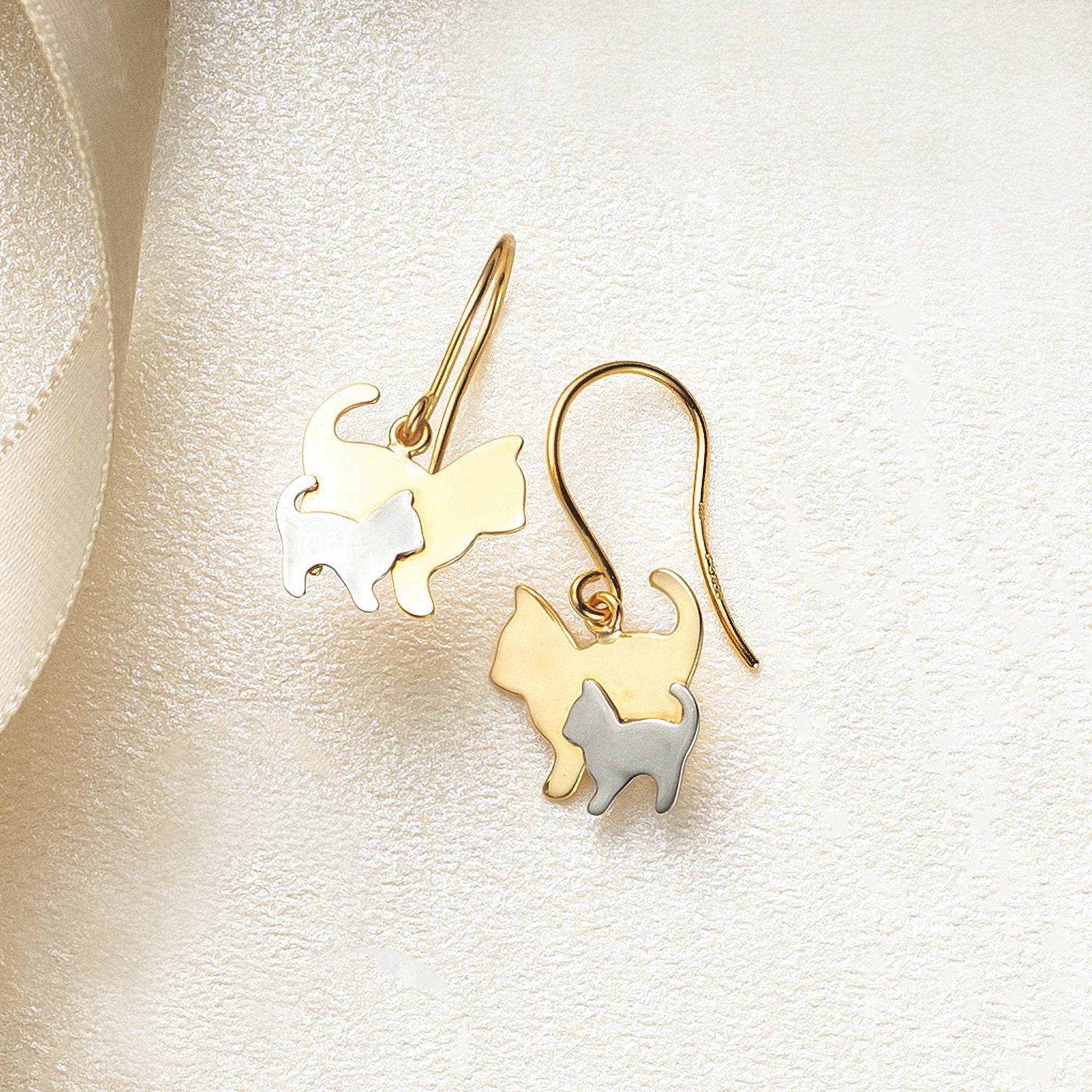 プラチナ/K18ピアス(コンビカラー/ネコモチーフ)《25N02904》