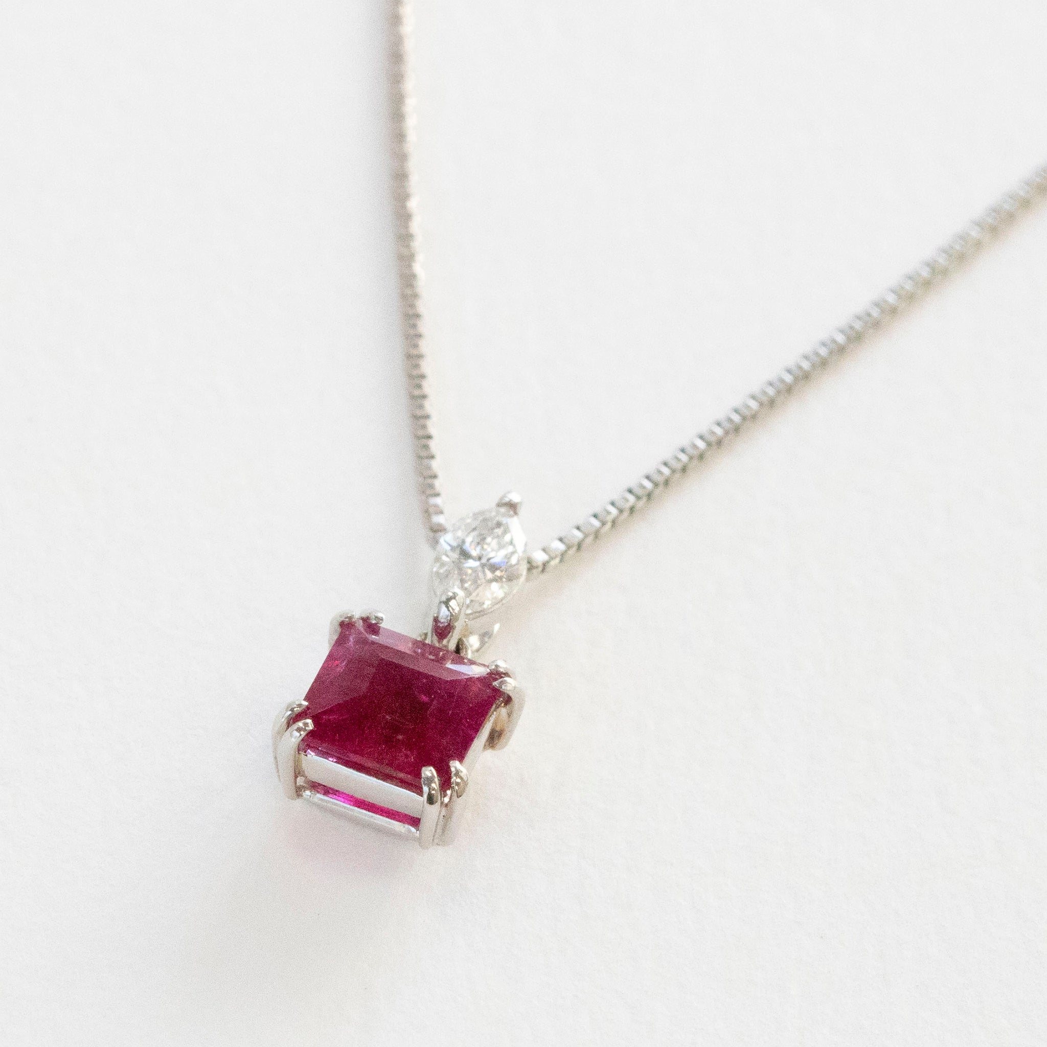 【限定1点】レッドベリル/ダイヤモンド プラチナネックレス(0.5カラット/エメラルドカット/鑑別書付き)《25T10117》