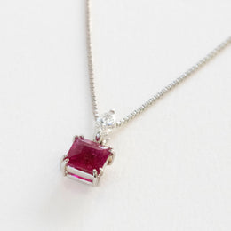 【限定1点】レッドベリル/ダイヤモンド プラチナネックレス(0.5カラット/エメラルドカット/鑑別書付き)《25T10117》