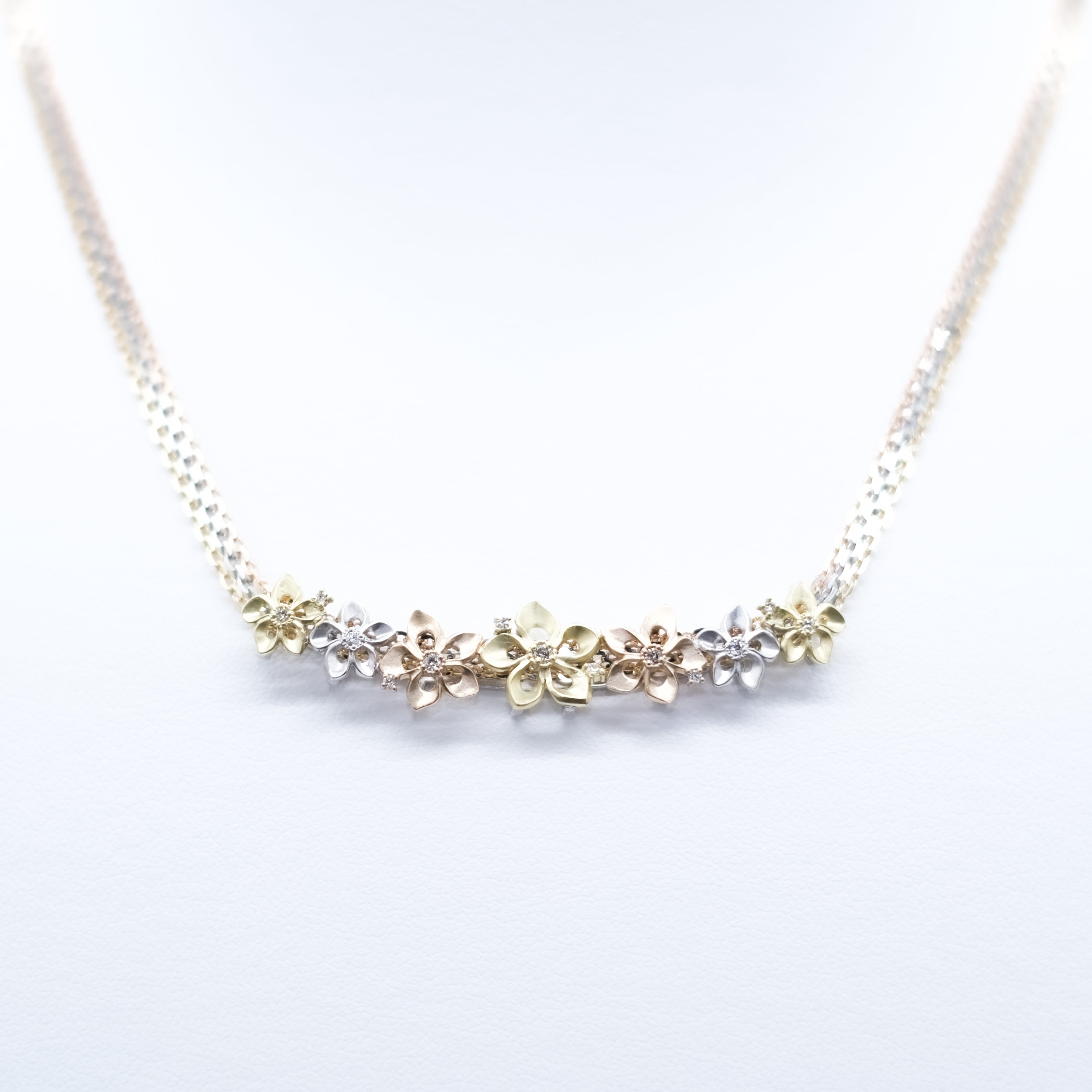 【限定3点】ダイヤモンド K18/プラチナネックレス(スリーカラー/フラワーモチーフ/4月誕生石/鑑別書付)《25V00201》