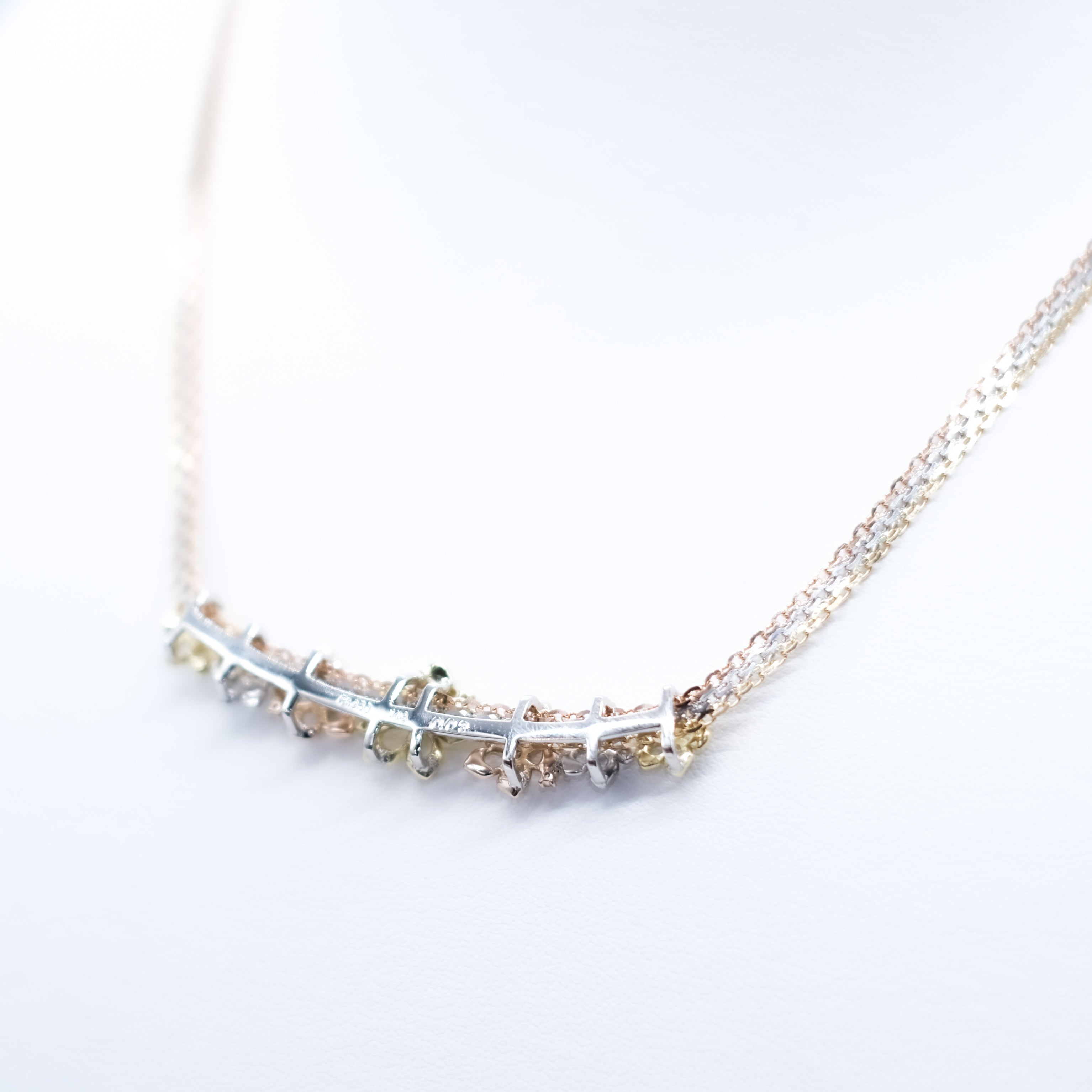 【限定3点】ダイヤモンド K18/プラチナネックレス(スリーカラー/フラワーモチーフ/4月誕生石/鑑別書付)《25V00201》