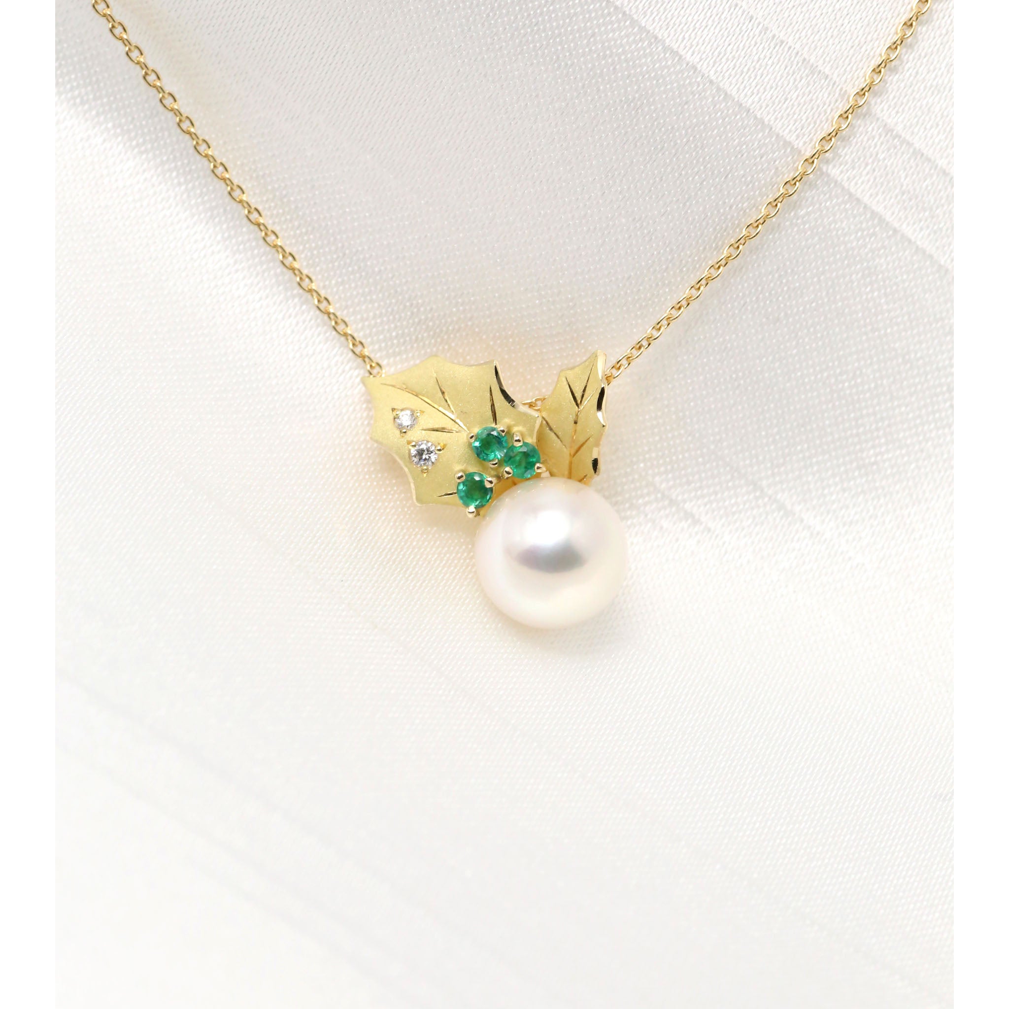 パール/エメラルド K18ネックレス(アコヤ真珠/8mm/ヒイラギモチーフ/6月誕生石/鑑別書付)《25V00401》