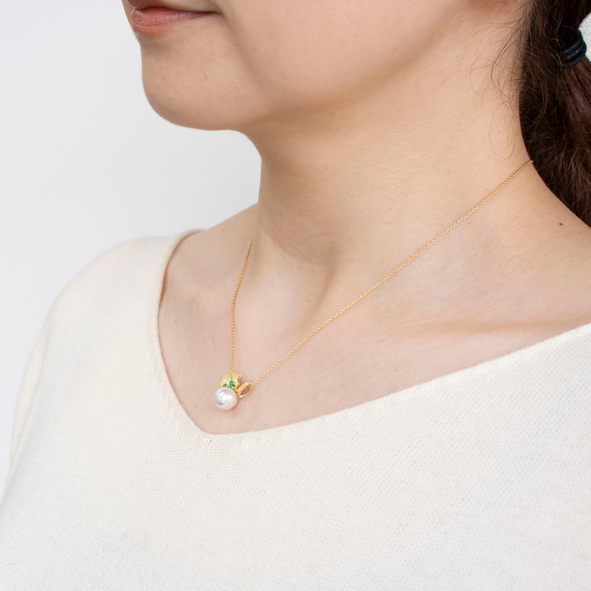 パール/エメラルド K18ネックレス(アコヤ真珠/8mm/ヒイラギモチーフ/6月誕生石/鑑別書付)《25V00401》