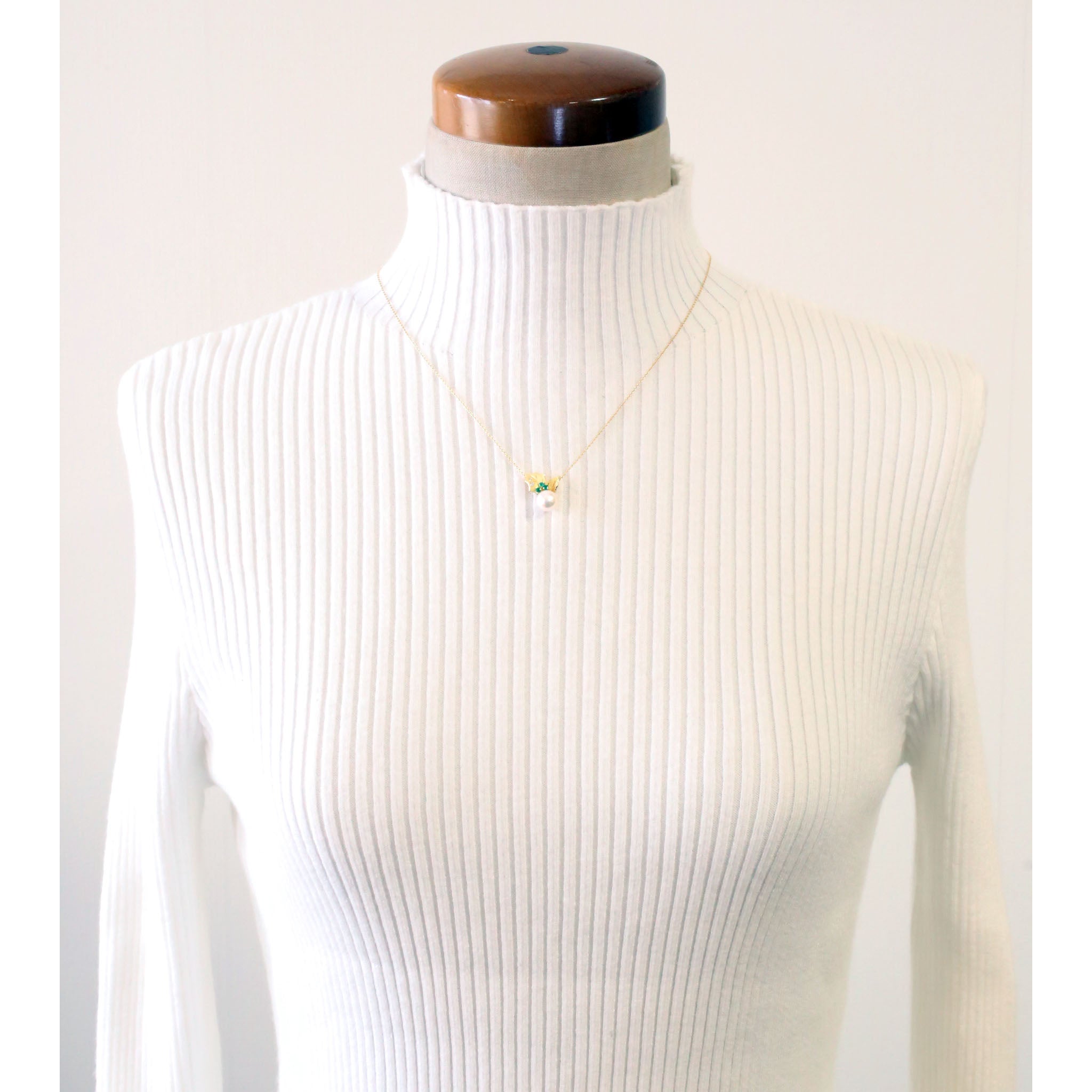 パール/エメラルド K18ネックレス(アコヤ真珠/8mm/ヒイラギモチーフ/6月誕生石/鑑別書付)《25V00401》