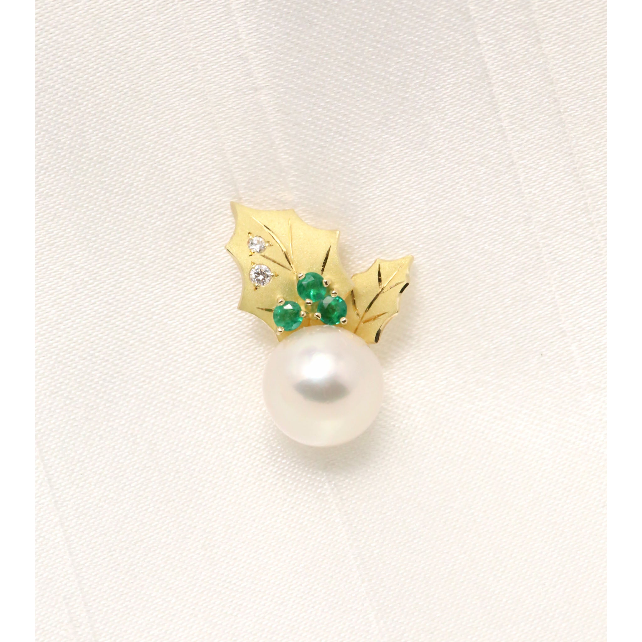 パール/エメラルド K18ブローチ(アコヤ真珠/8mm/ヒイラギモチーフ/6月誕生石/鑑別書付)《25V00402》