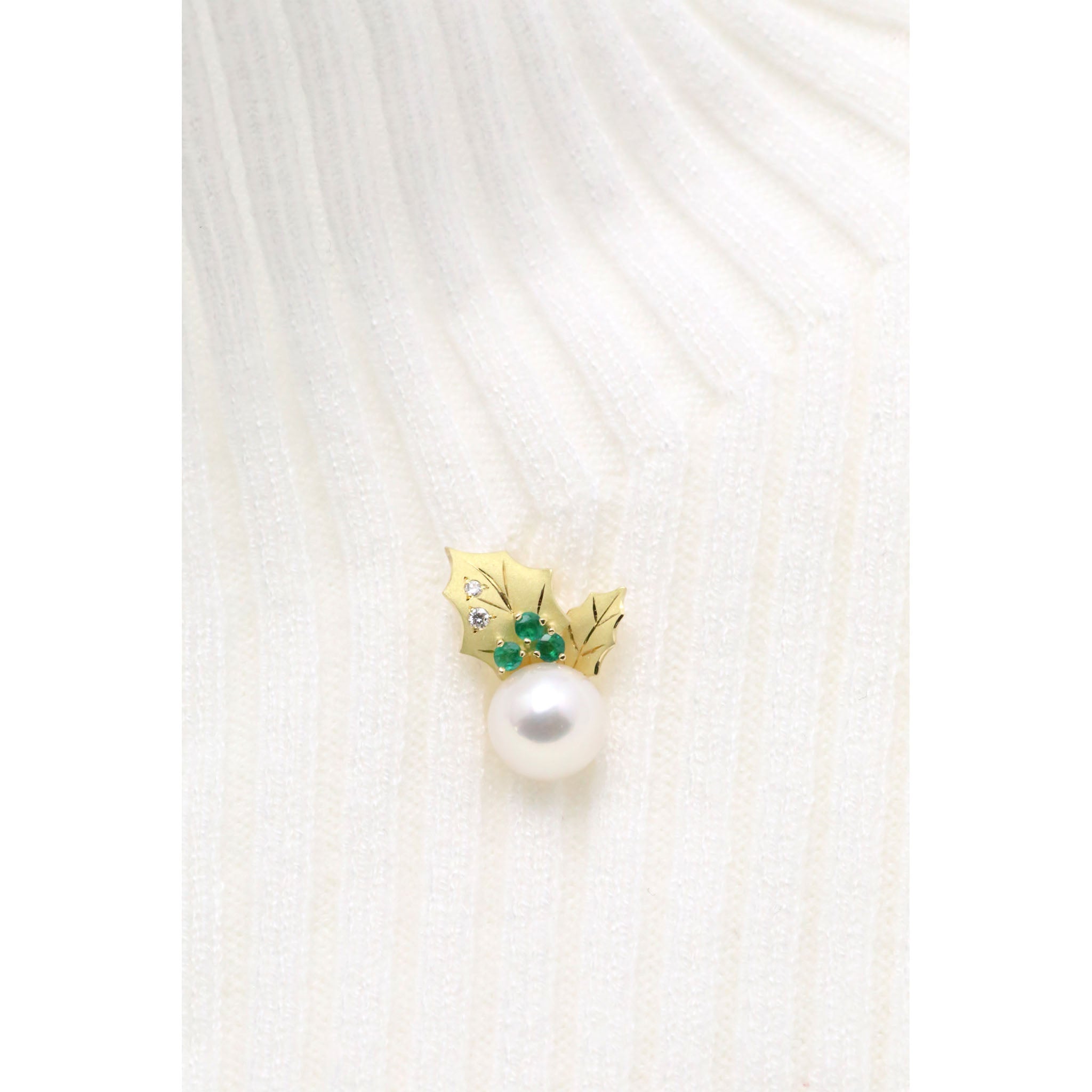 パール/エメラルド K18ブローチ(アコヤ真珠/8mm/ヒイラギモチーフ/6月誕生石/鑑別書付)《25V00402》