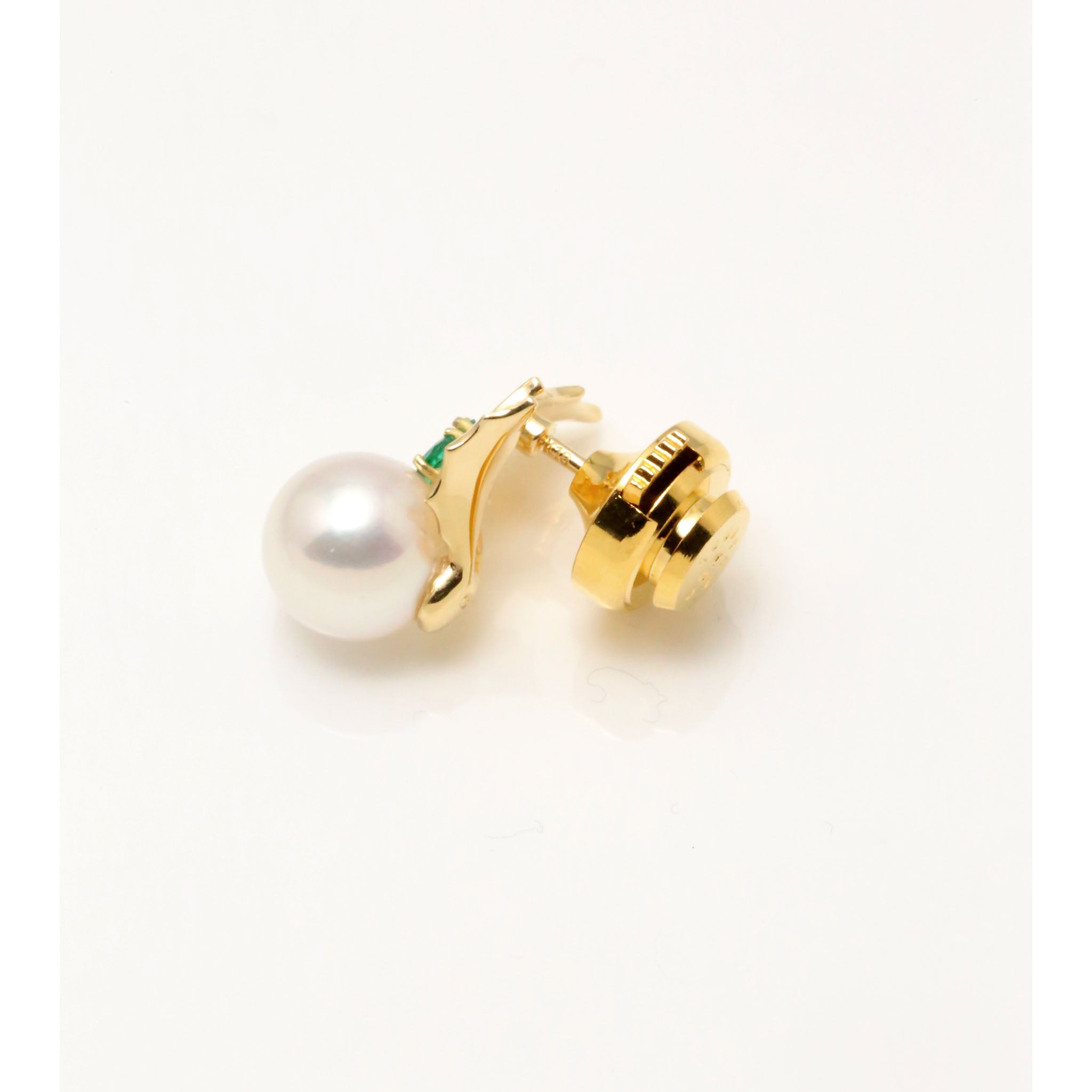 パール/エメラルド K18ブローチ(アコヤ真珠/8mm/ヒイラギモチーフ/6月誕生石/鑑別書付)《25V00402》