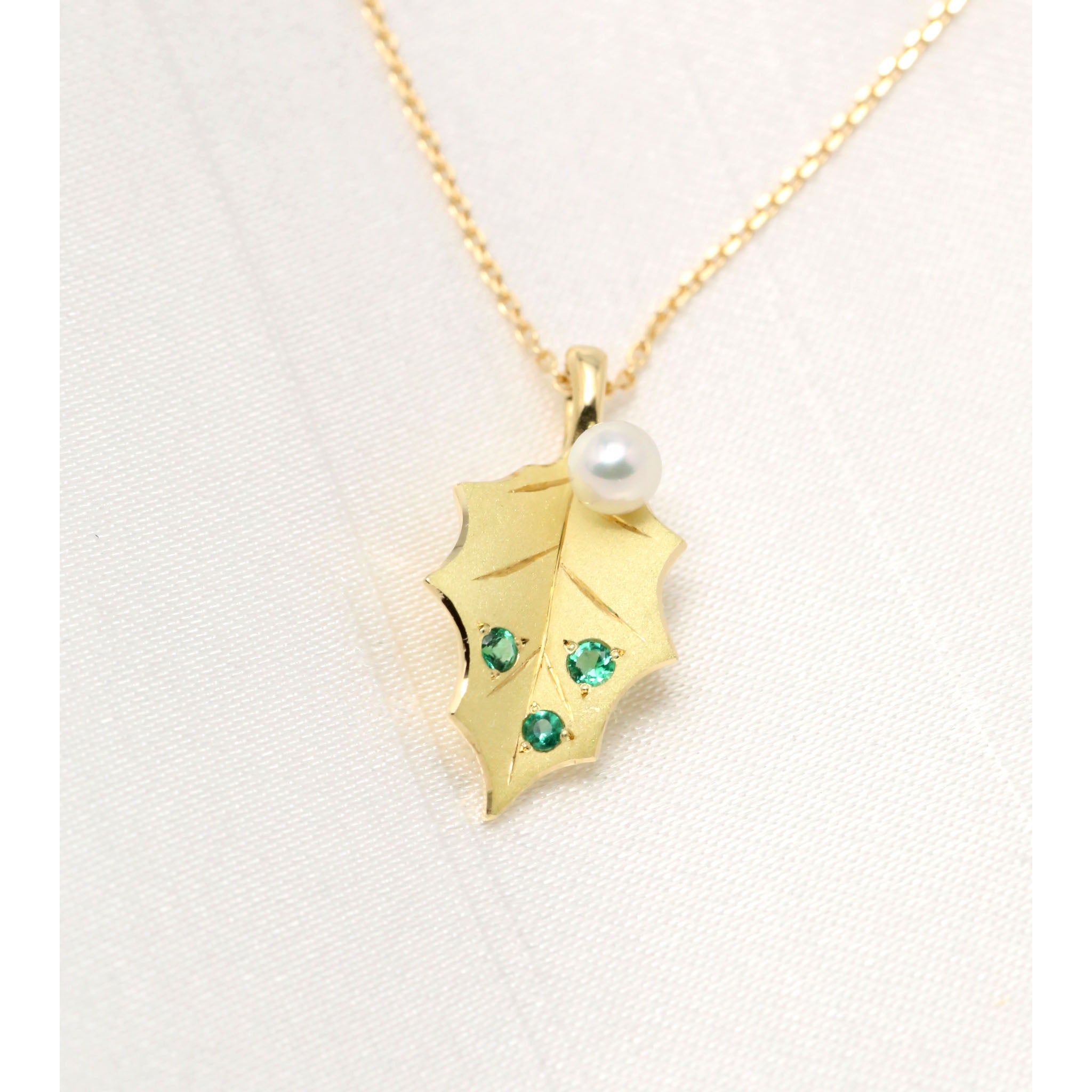 パール/エメラルド K18ネックレス(アコヤ真珠/ヒイラギモチーフ/6月