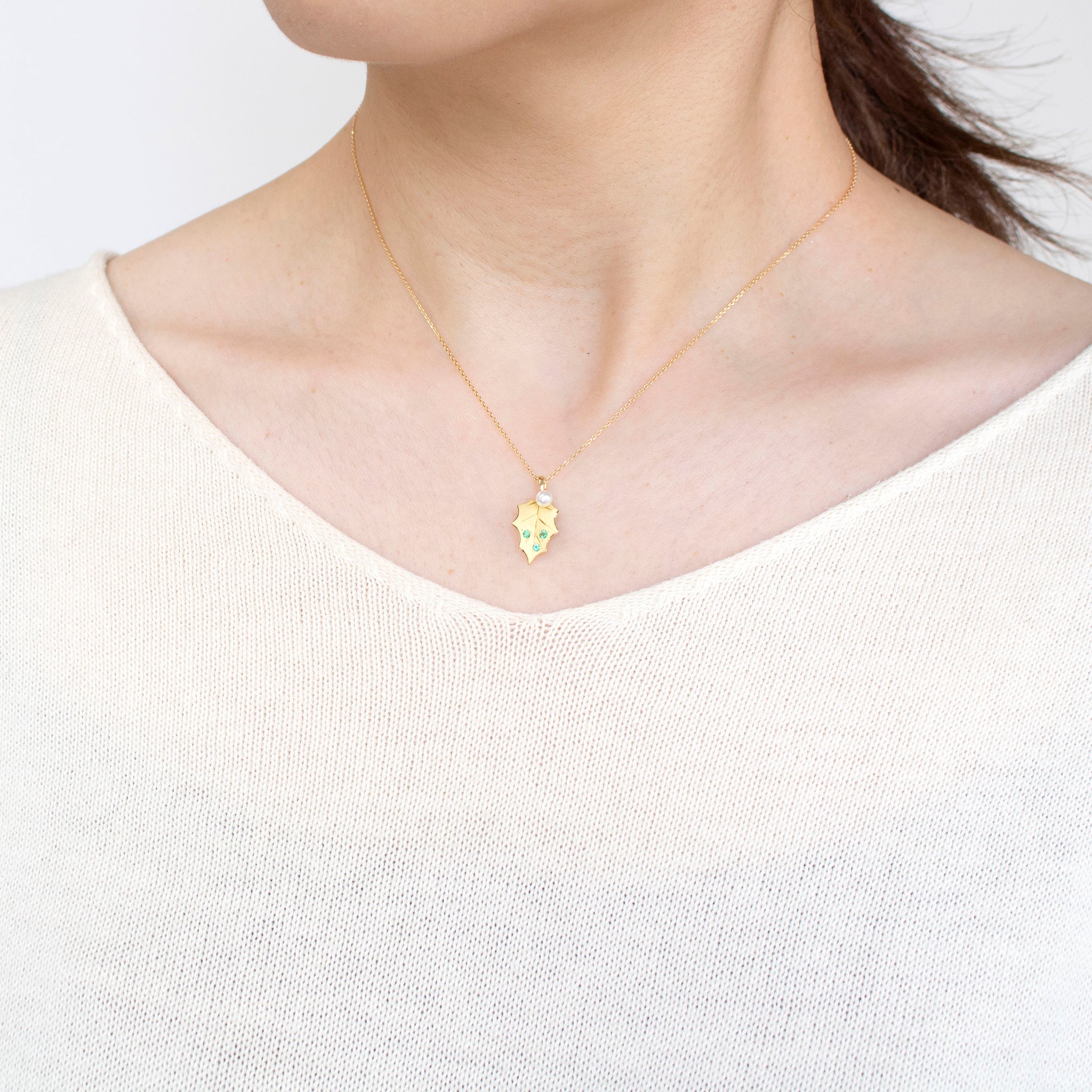 あ*え様 遺品整理ネックレス18k刻印有り パール/エメラルド K18ネックレス(アコヤ真珠/ヒイラギモチーフ/6月