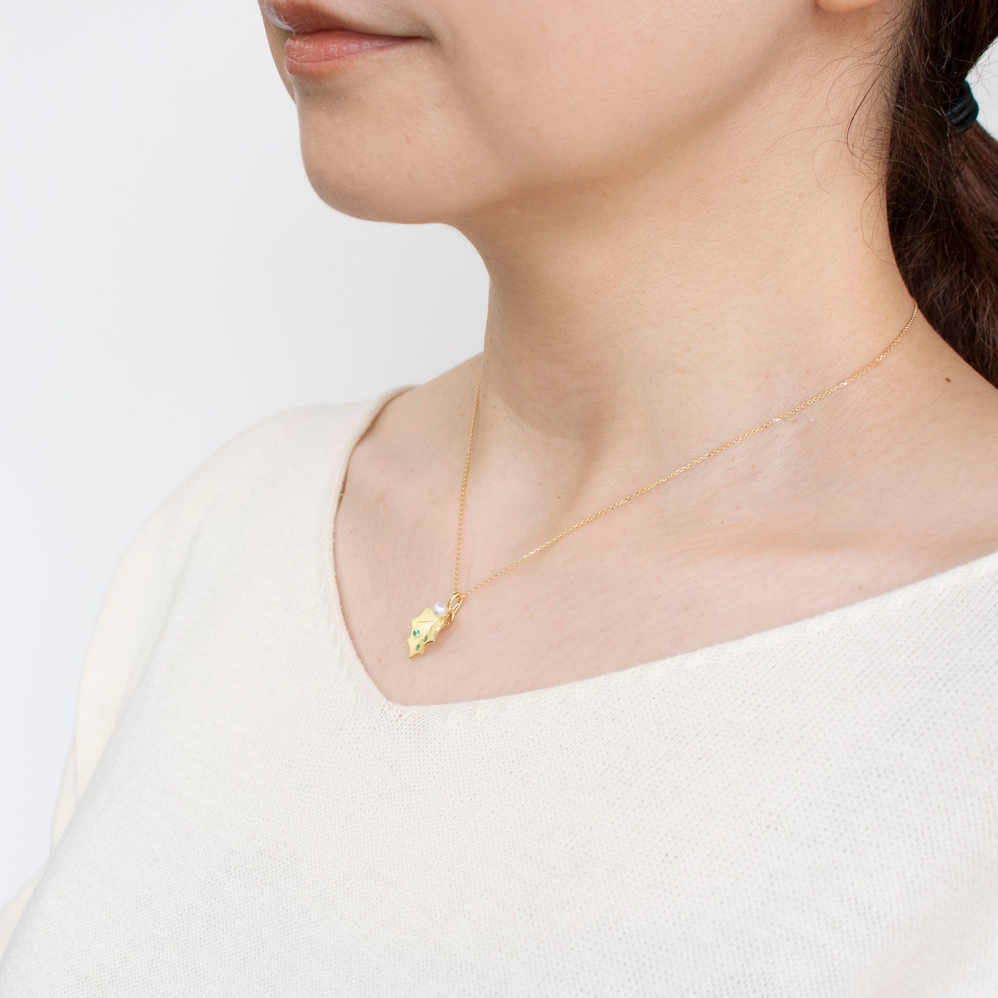 パール/エメラルド K18ネックレス(アコヤ真珠/ヒイラギモチーフ/6月誕生石/鑑別書付)《25V00403》