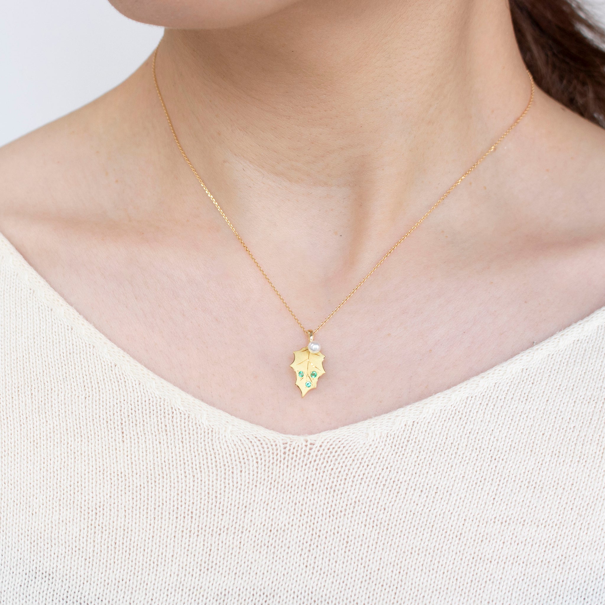 とても珍しいそろばんモチーフのネックレスk18 パール/エメラルド K18ネックレス(アコヤ真珠/ヒイラギモチーフ/6月