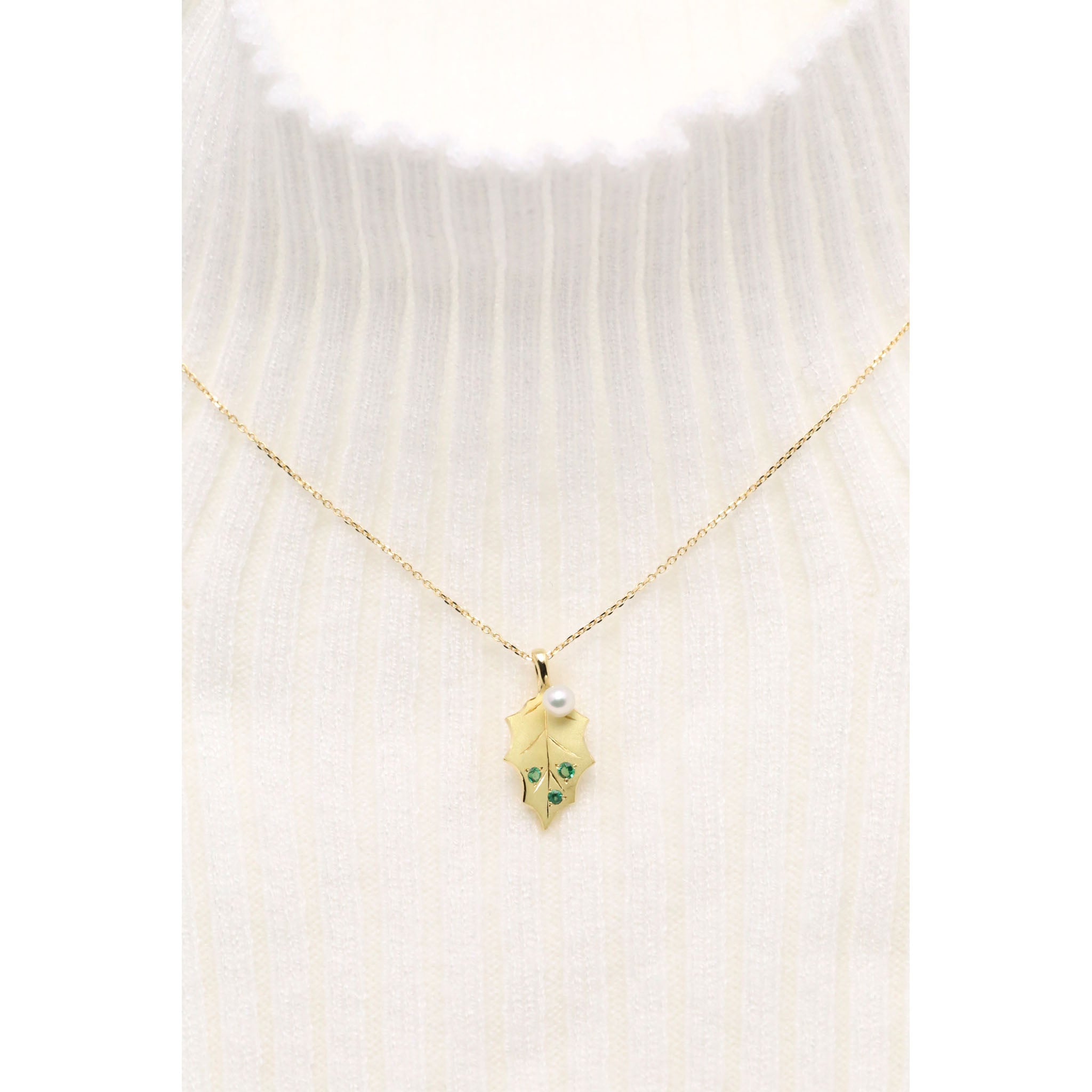 パール/エメラルド K18ネックレス(アコヤ真珠/ヒイラギモチーフ/6月誕生石/鑑別書付)《25V00403》