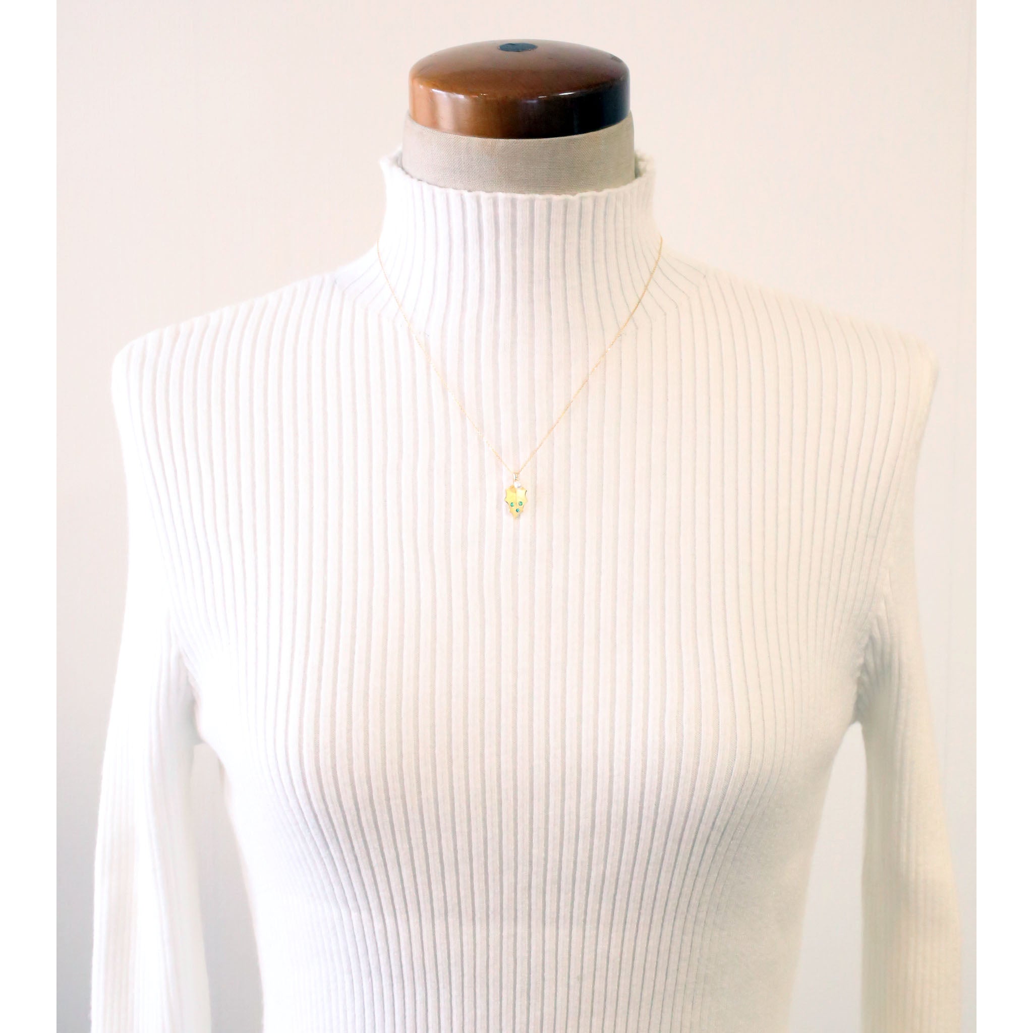 パール/エメラルド K18ネックレス(アコヤ真珠/ヒイラギモチーフ/6月誕生石/鑑別書付)《25V00403》