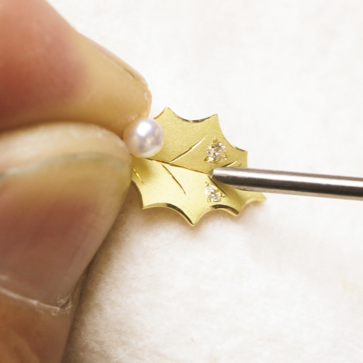 パール/エメラルド K18ネックレス(アコヤ真珠/ヒイラギモチーフ/6月誕生石/鑑別書付)《25V00403》