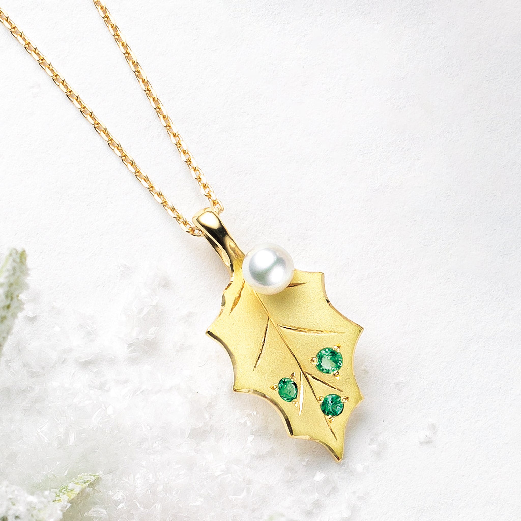 パール/エメラルド K18ネックレス(アコヤ真珠/ヒイラギモチーフ/6月誕生石/鑑別書付)《25V00403》