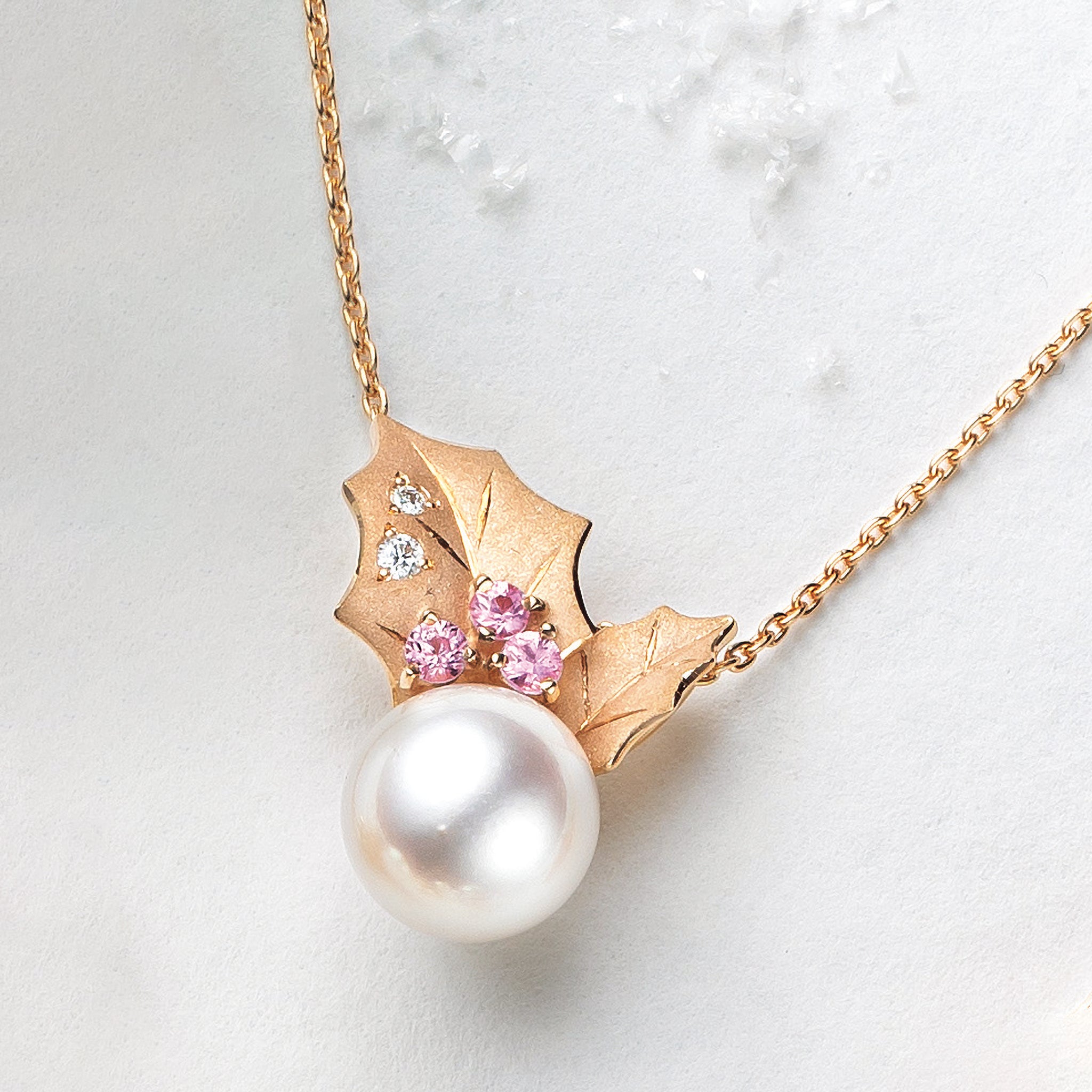 パール/ピンクサファイア K18ネックレス(アコヤ真珠/8mm/ヒイラギモチーフ/6月誕生石/鑑別書付)《25V00404》