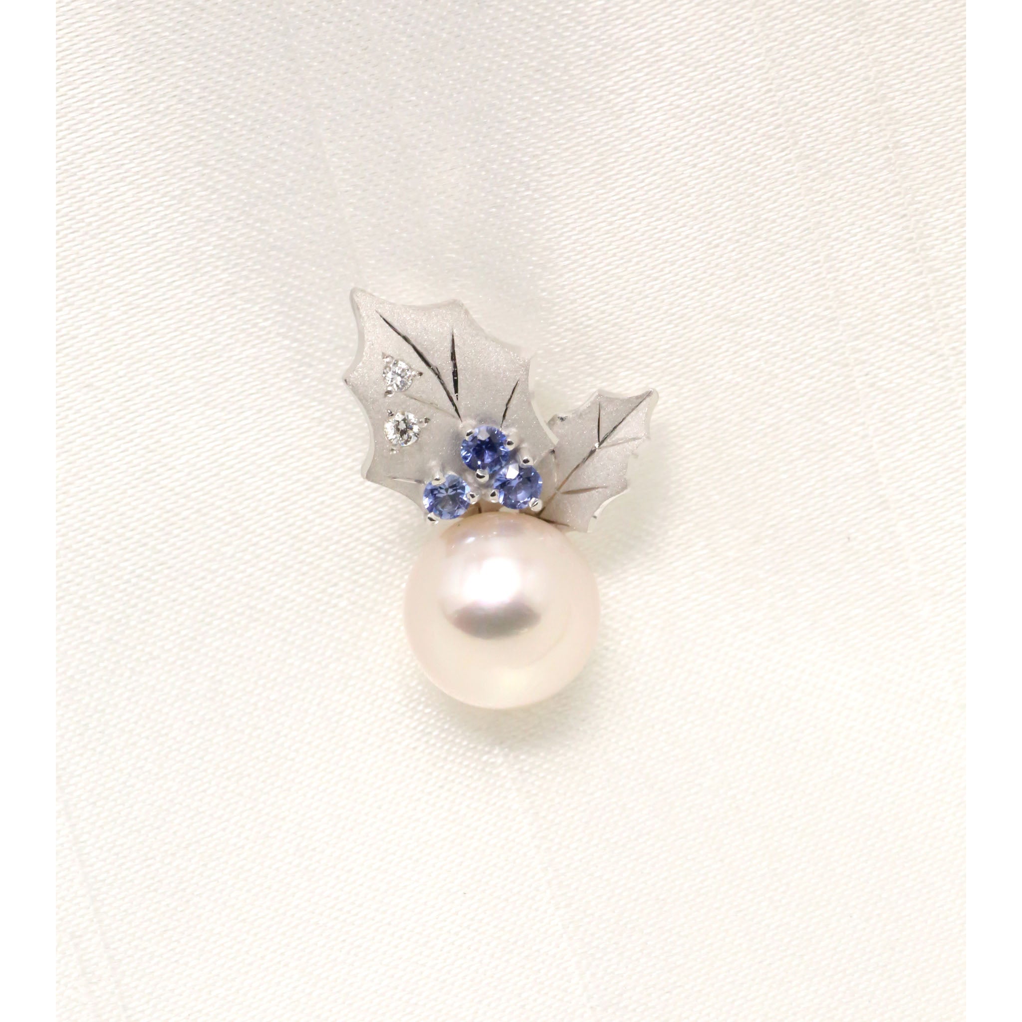 パール/サファイア プラチナブローチ(アコヤ真珠/8mm/ヒイラギモチーフ/6月誕生石)《25V00405》