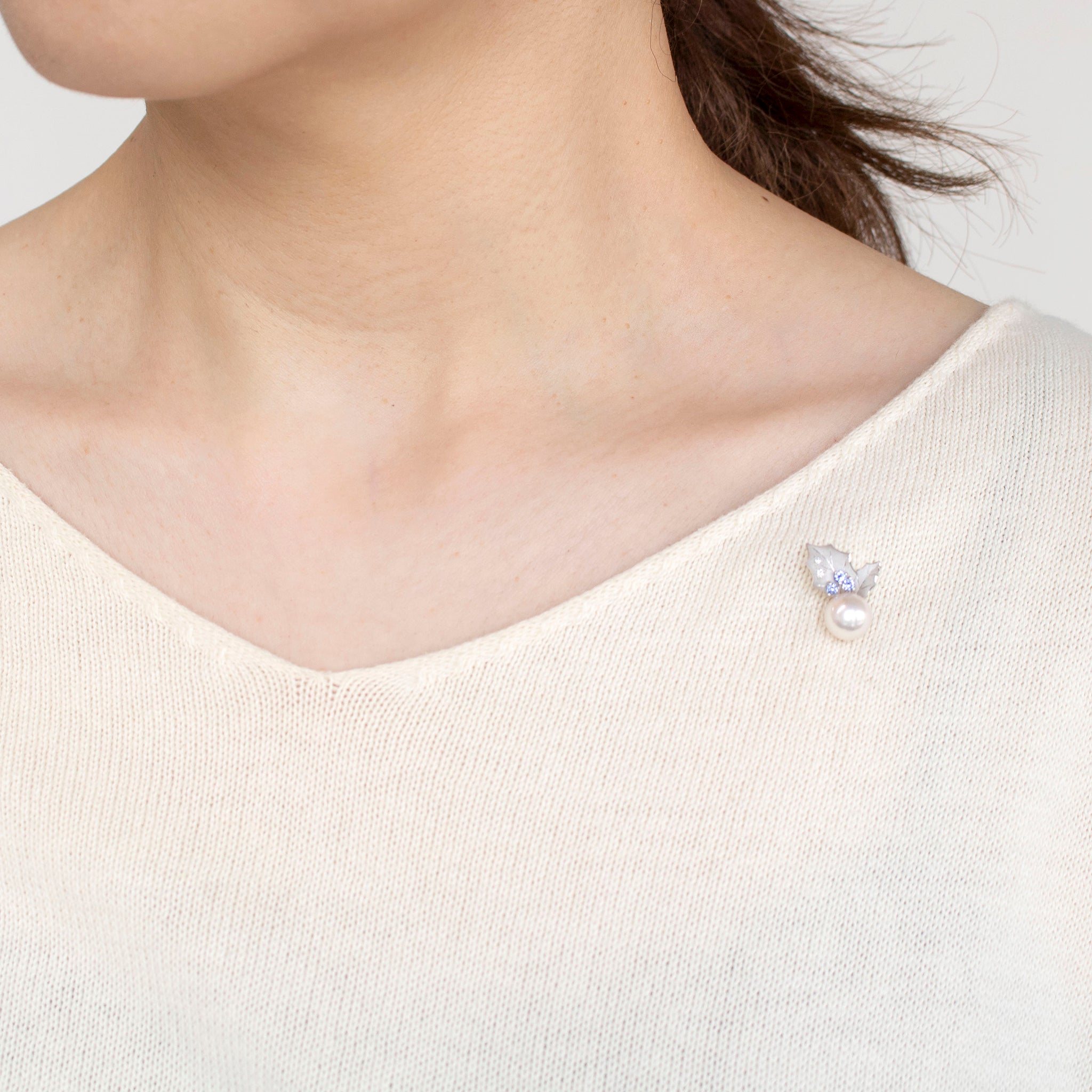 パール/サファイア プラチナブローチ(アコヤ真珠/8mm/ヒイラギモチーフ/6月誕生石)《25V00405》