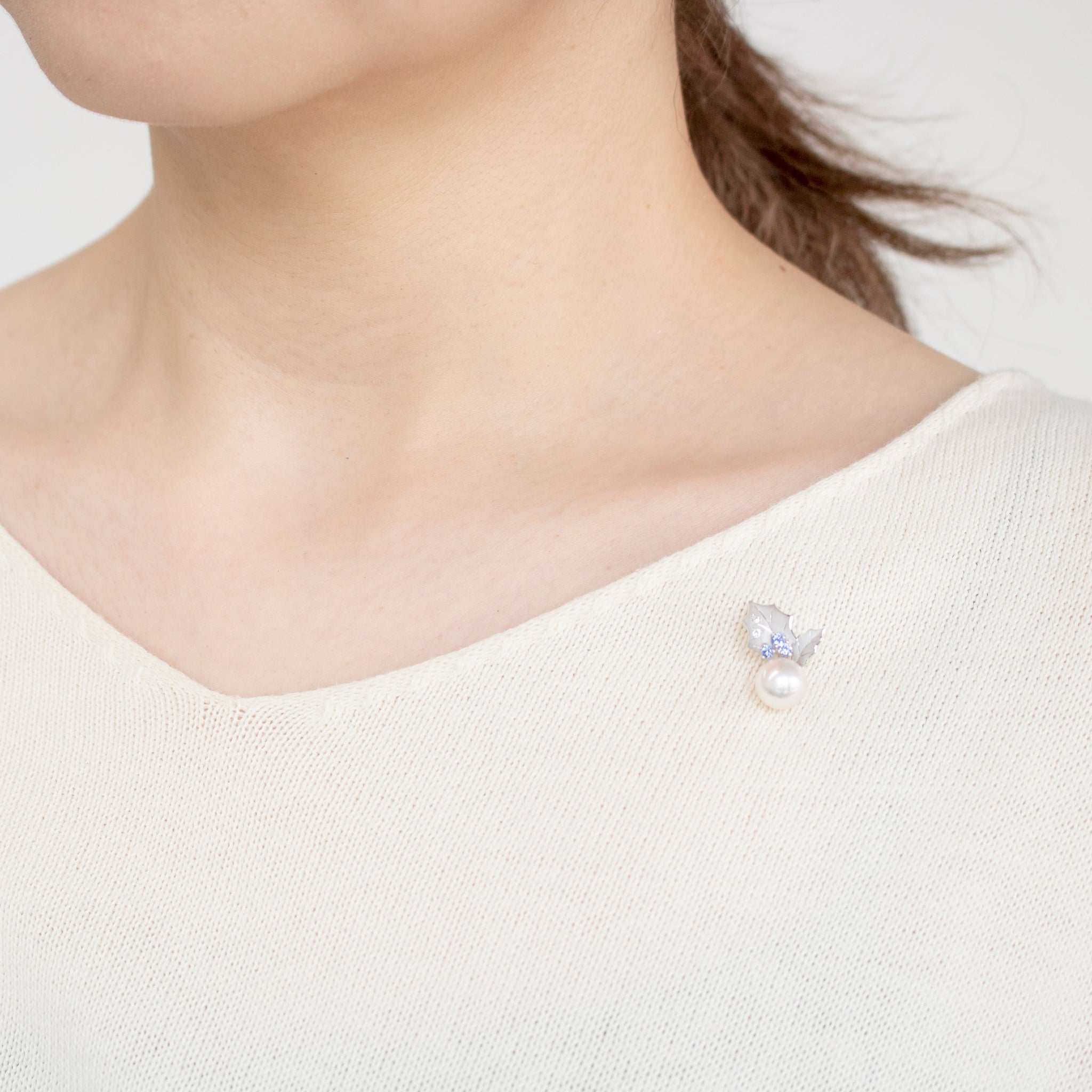 パール/サファイア プラチナブローチ(アコヤ真珠/8mm/ヒイラギモチーフ/6月誕生石)《25V00405》