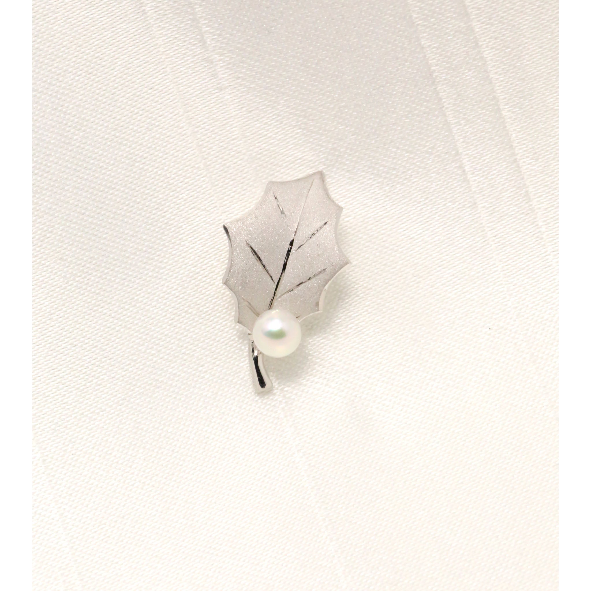 パール プラチナブローチ(アコヤ真珠/ヒイラギモチーフ/6月誕生石)《25V00406》