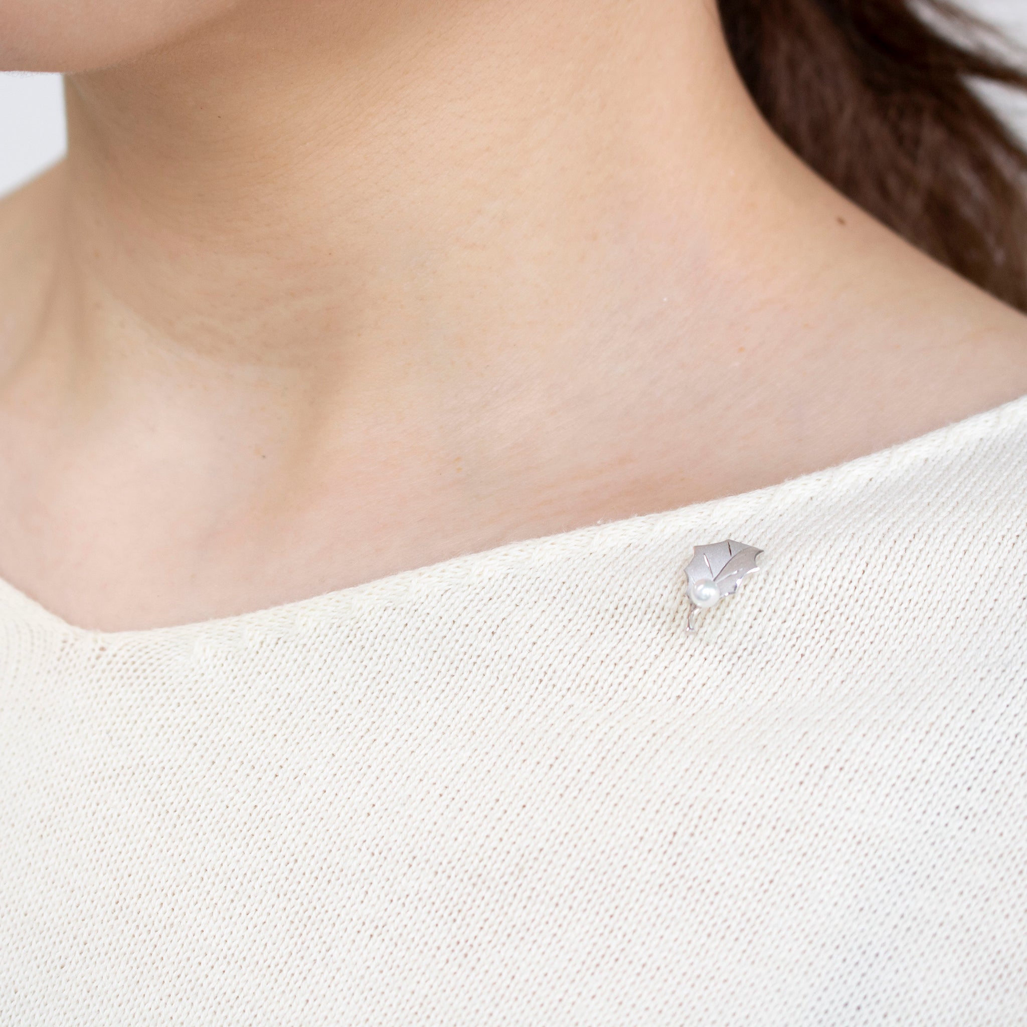 パール プラチナブローチ(アコヤ真珠/ヒイラギモチーフ/6月誕生石)《25V00406》