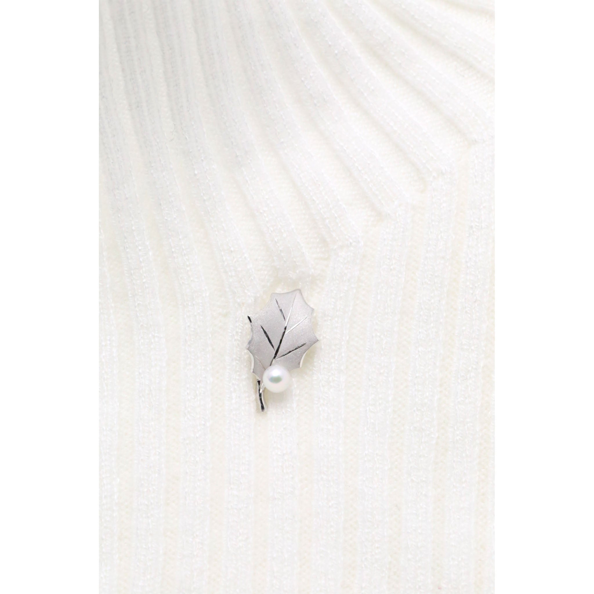 パール プラチナブローチ(アコヤ真珠/ヒイラギモチーフ/6月誕生石)《25V00406》