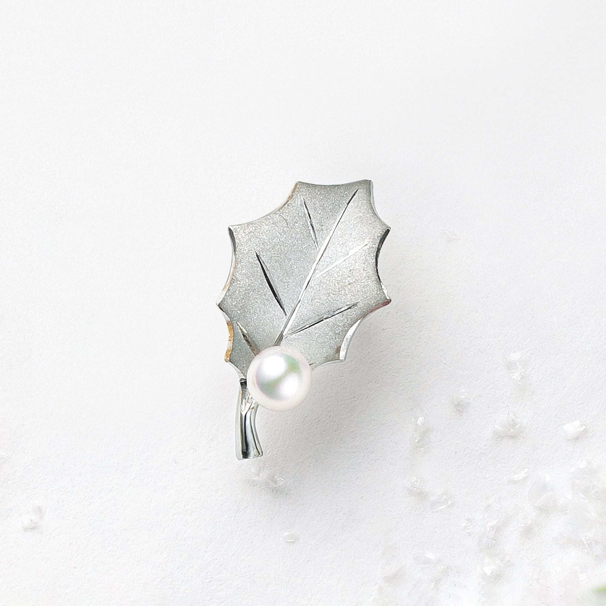 パール プラチナブローチ(アコヤ真珠/ヒイラギモチーフ/6月誕生石)《25V00406》