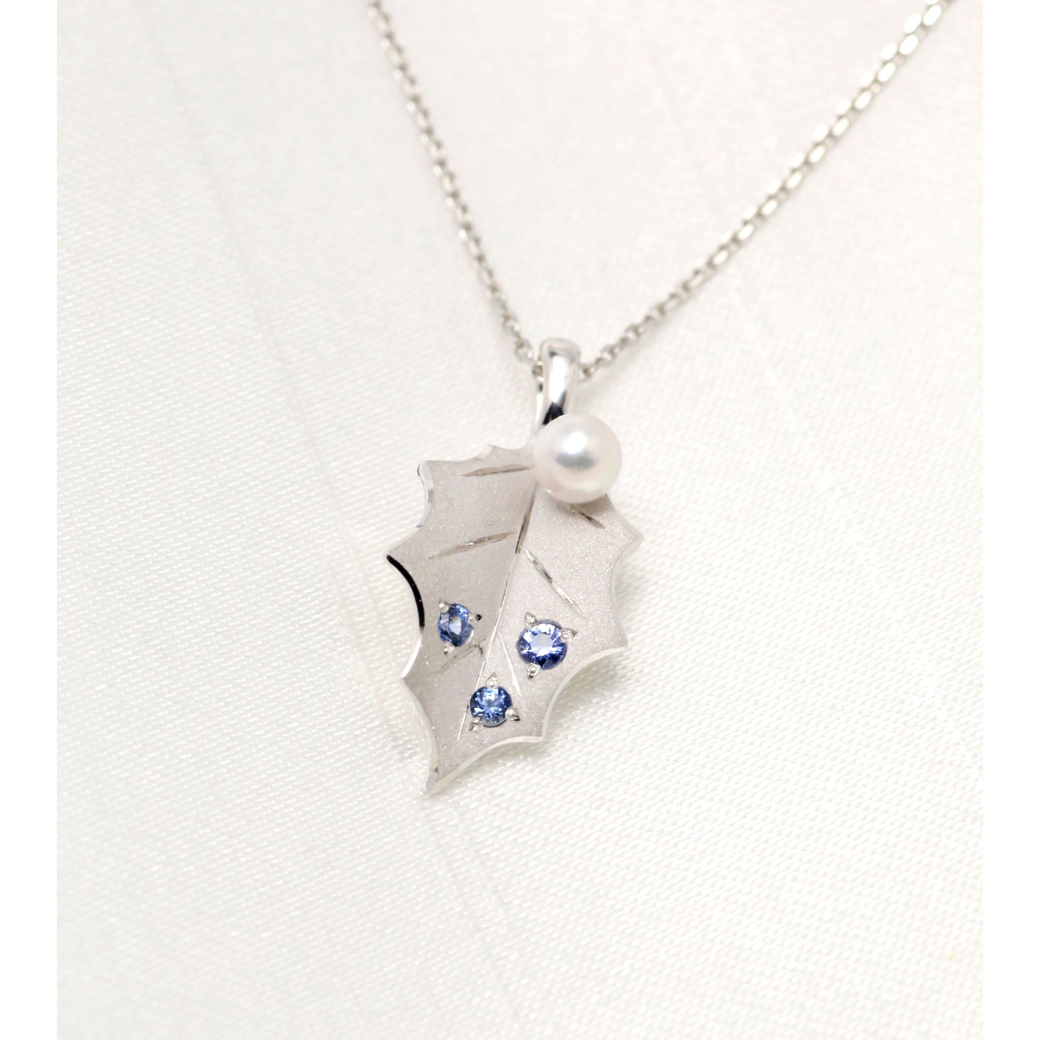 パール/サファイア プラチナネックレス(アコヤ真珠/ヒイラギモチーフ/6月誕生石)《25V00408》