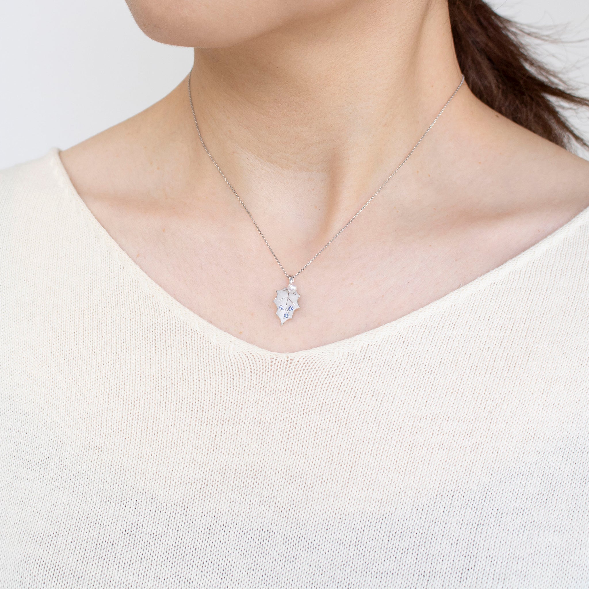 パール/サファイア プラチナネックレス(アコヤ真珠/ヒイラギモチーフ/6月誕生石)《25V00408》