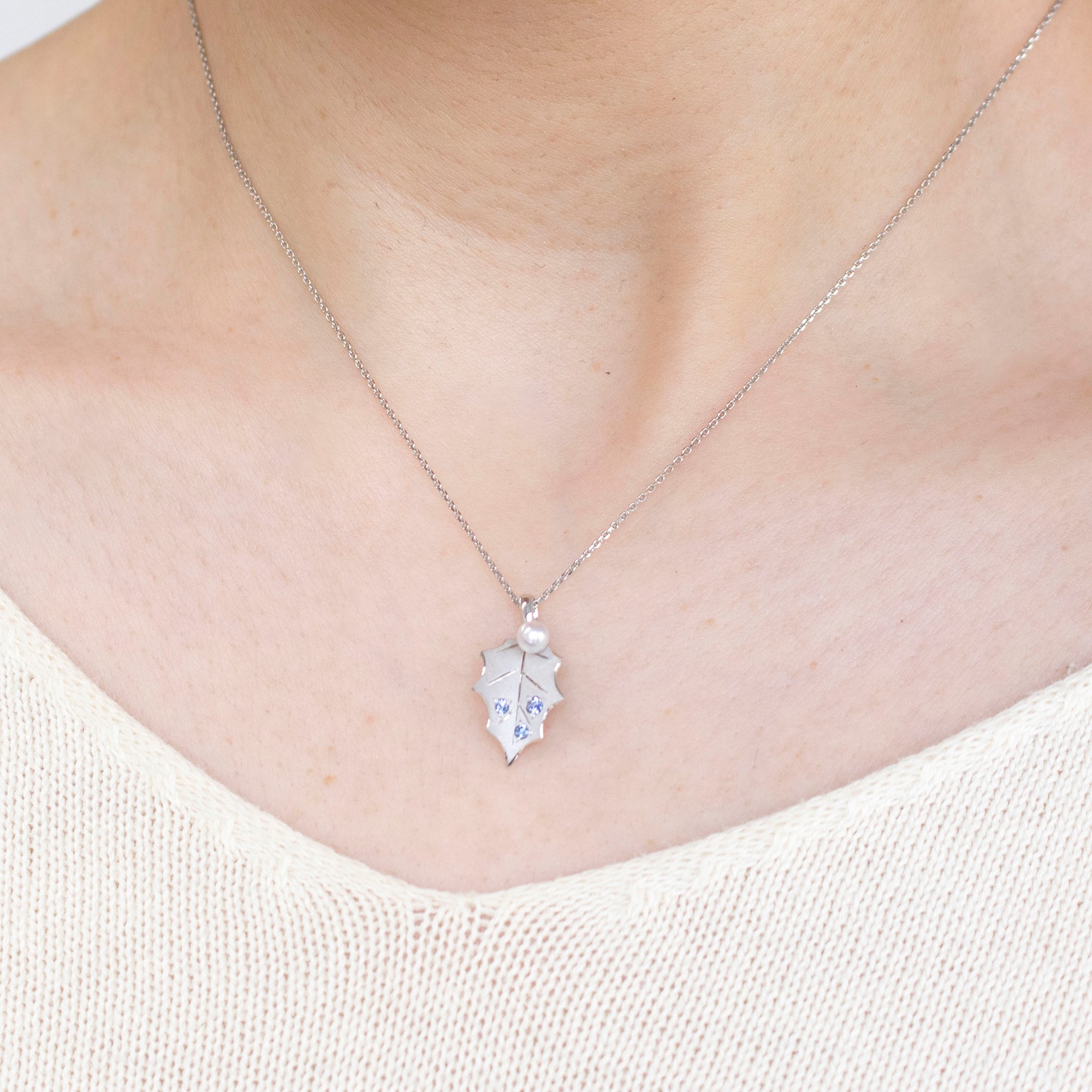 パール/サファイア プラチナネックレス(アコヤ真珠/ヒイラギモチーフ/6月誕生石)《25V00408》