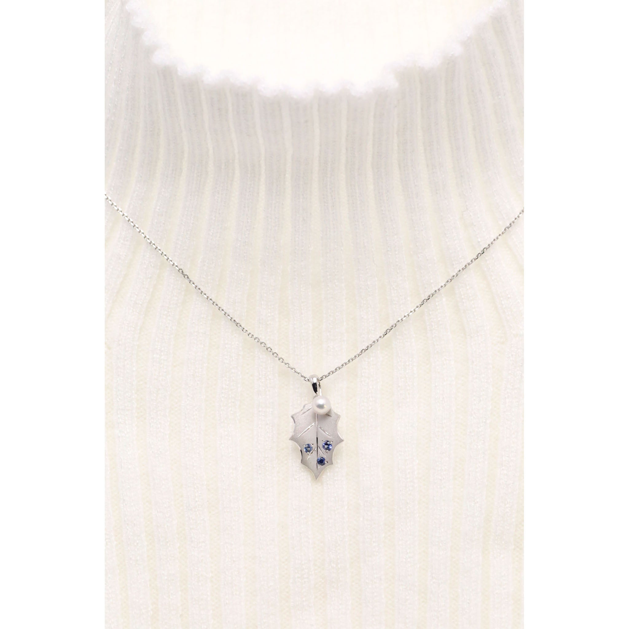 パール/サファイア プラチナネックレス(アコヤ真珠/ヒイラギモチーフ/6月誕生石)《25V00408》