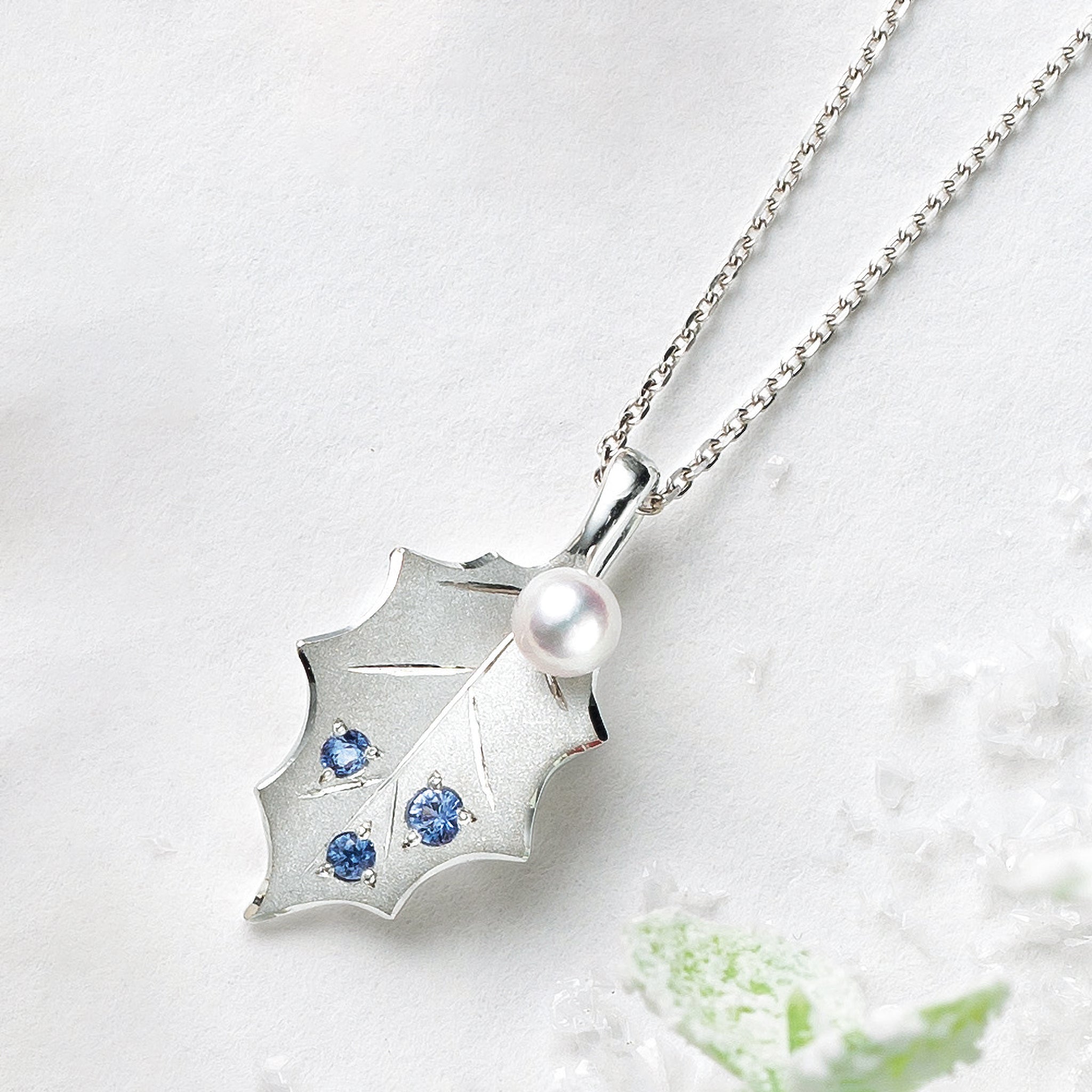 パール/サファイア プラチナネックレス(アコヤ真珠/ヒイラギモチーフ/6月誕生石)《25V00408》