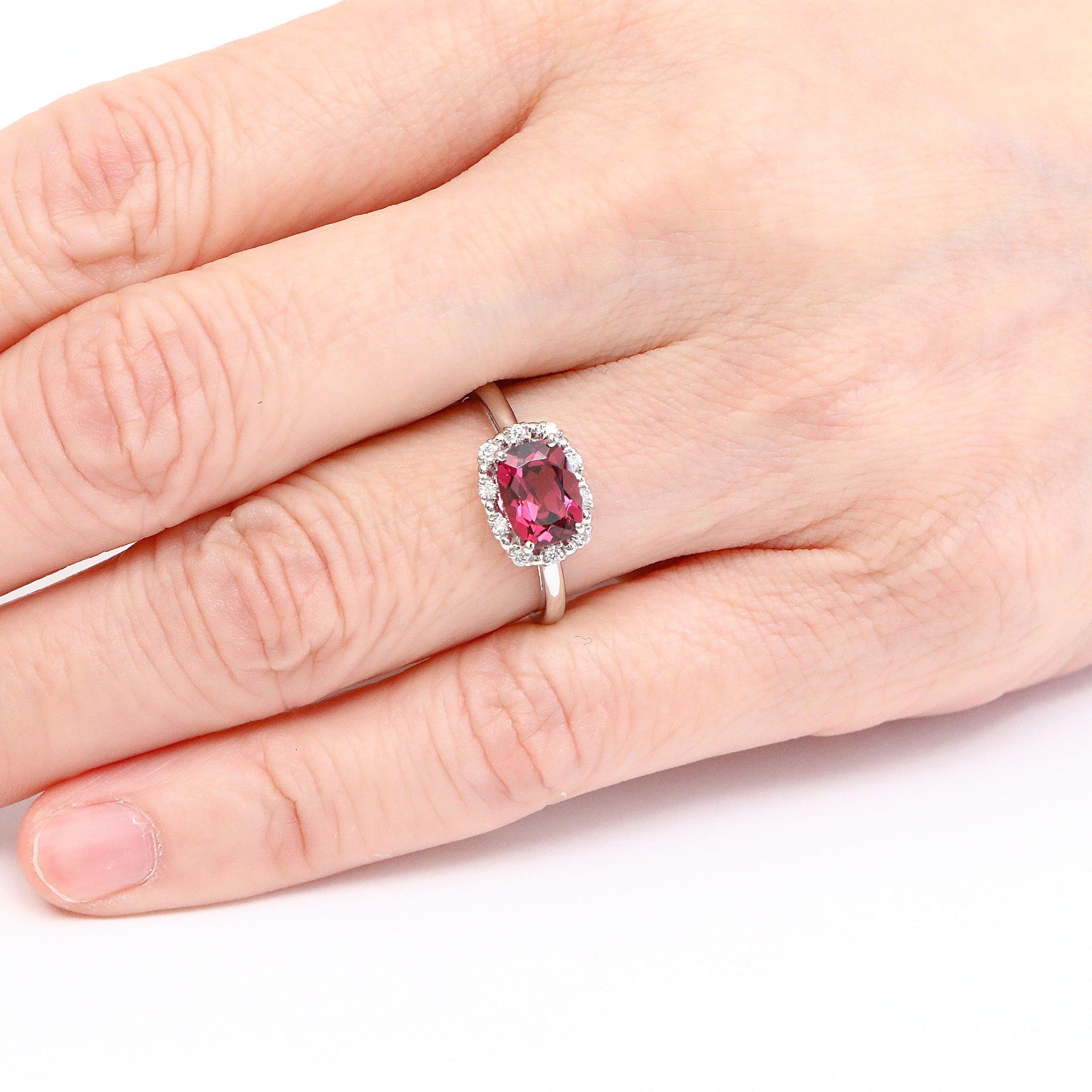 ロードライトガーネット/ダイヤモンド プラチナリング(1.5カラット/クッションシェイプ/1月誕生石/鑑別書付)《25V00801》