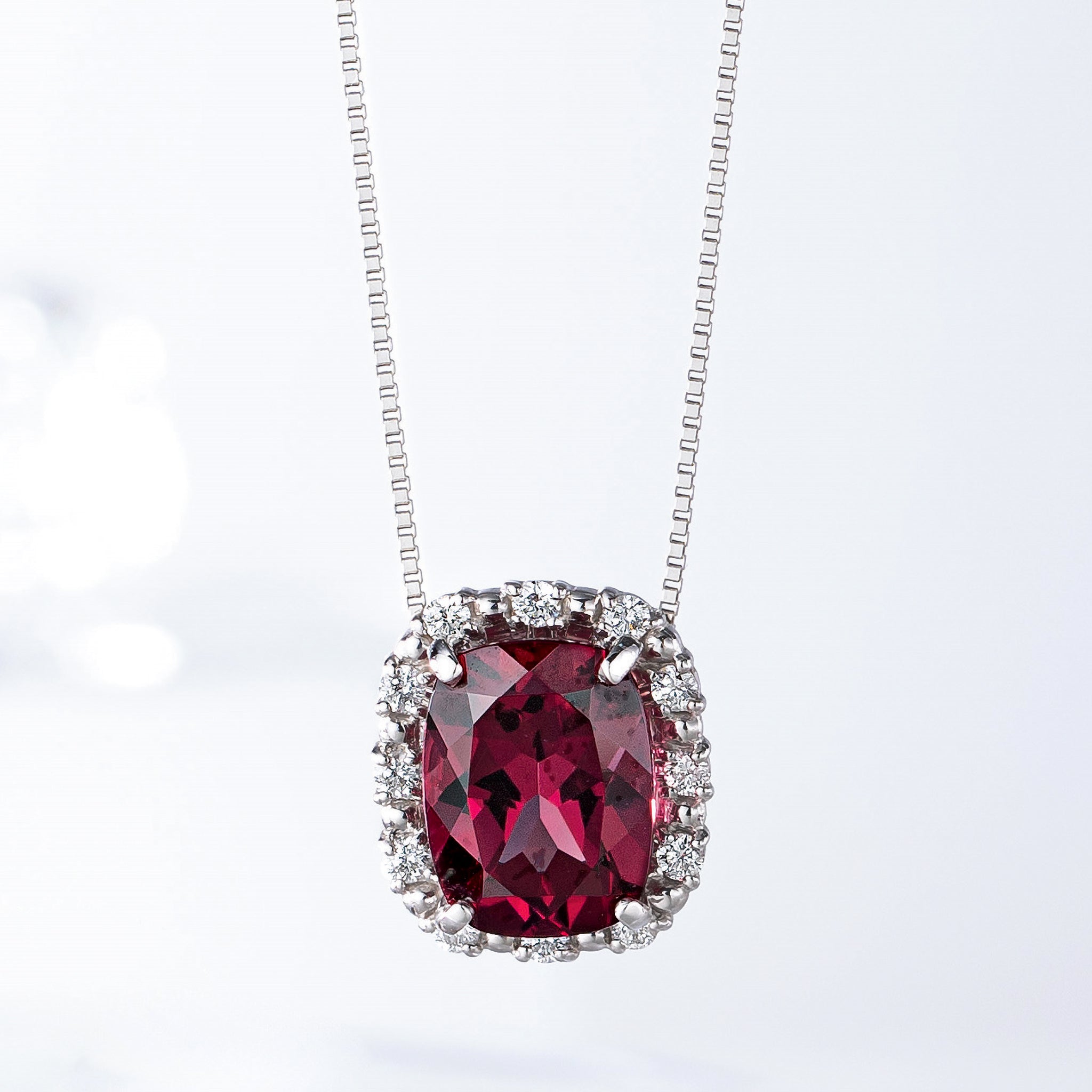 ロードライトガーネット/ダイヤモンド プラチナネックレス(2.3カラット/クッションシェイプ/1月誕生石/鑑別書付)《25V00802》