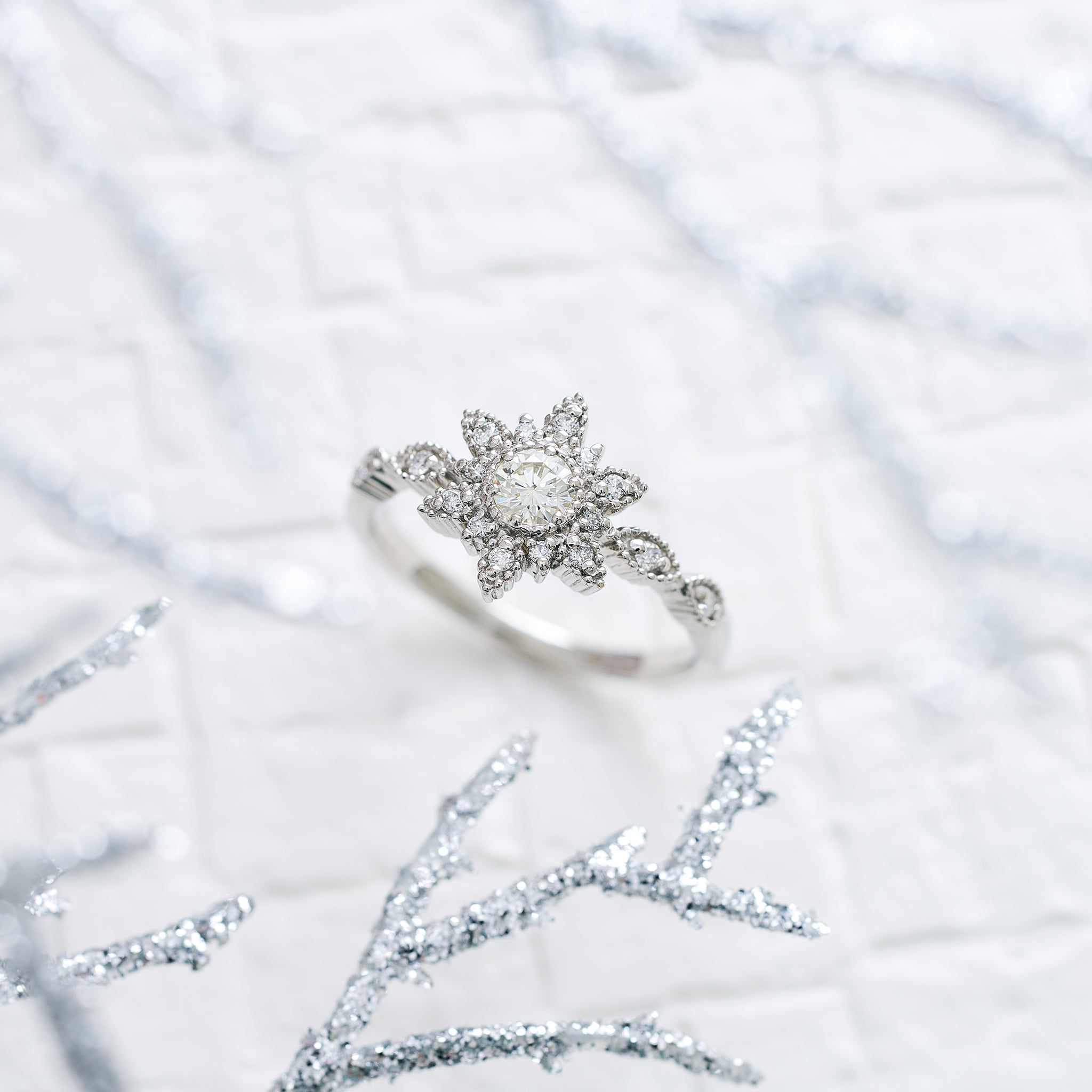 ダイヤモンド プラチナリング(ミル打ち風/雪の結晶モチーフ/4月誕生石)《25V01201》