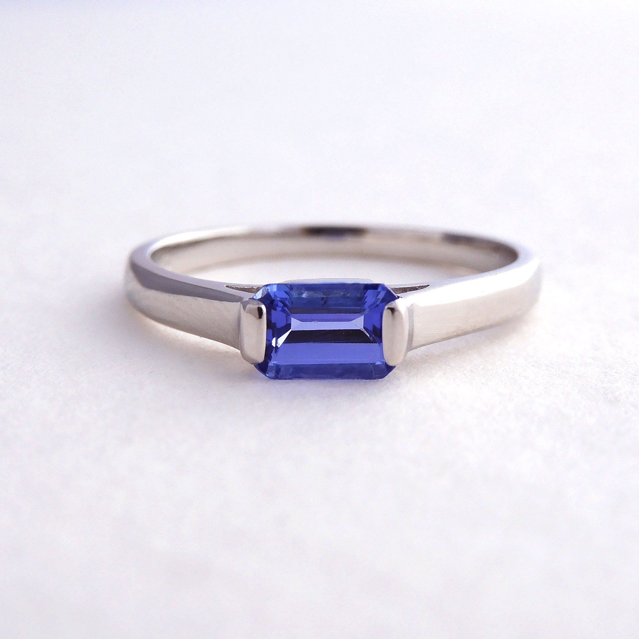 タンザナイト プラチナリング(エメラルドカット/12月誕生石)《25V01603》