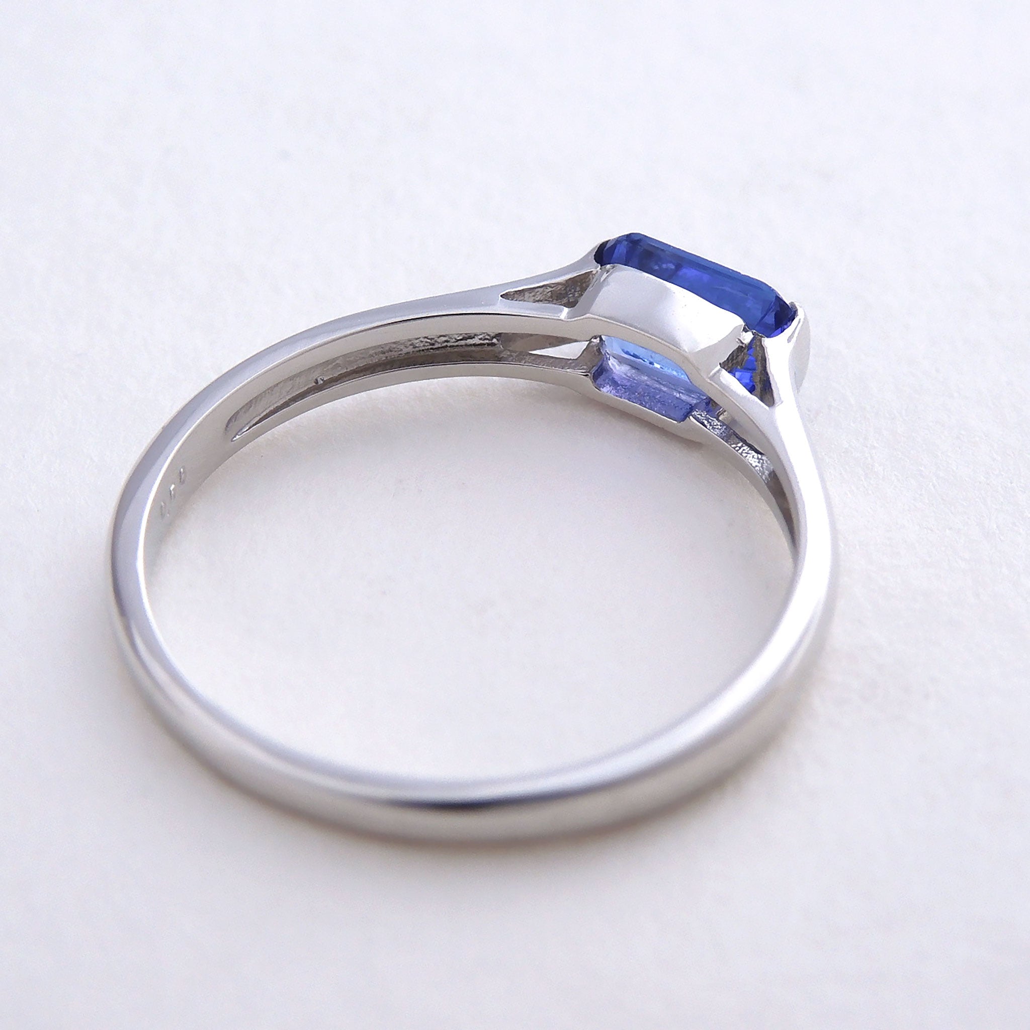 タンザナイト プラチナリング(エメラルドカット/12月誕生石)《25V01603》