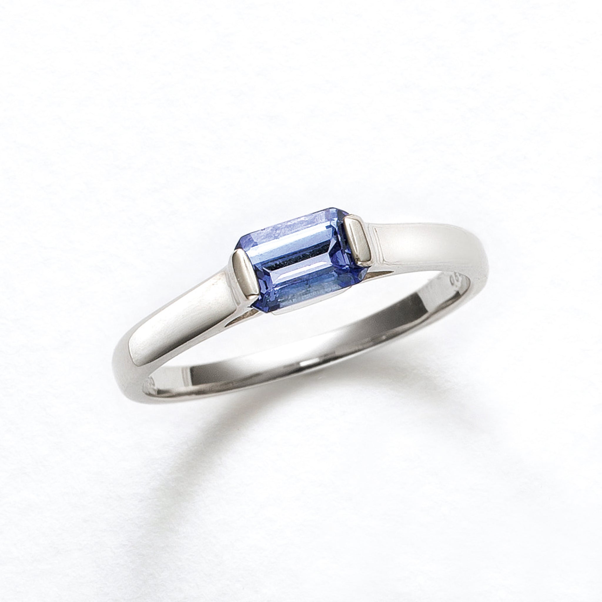 タンザナイト プラチナリング(エメラルドカット/12月誕生石)《25V01603》