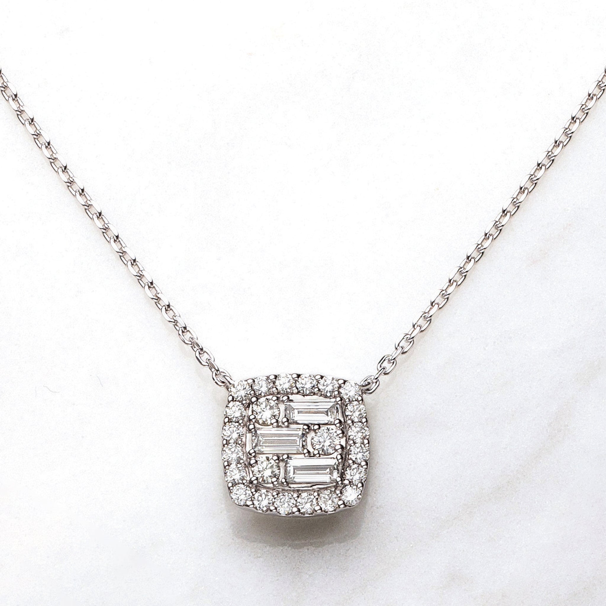 ダイヤモンド プラチナネックレス(バゲットカット/4月誕生石)《25V01806》