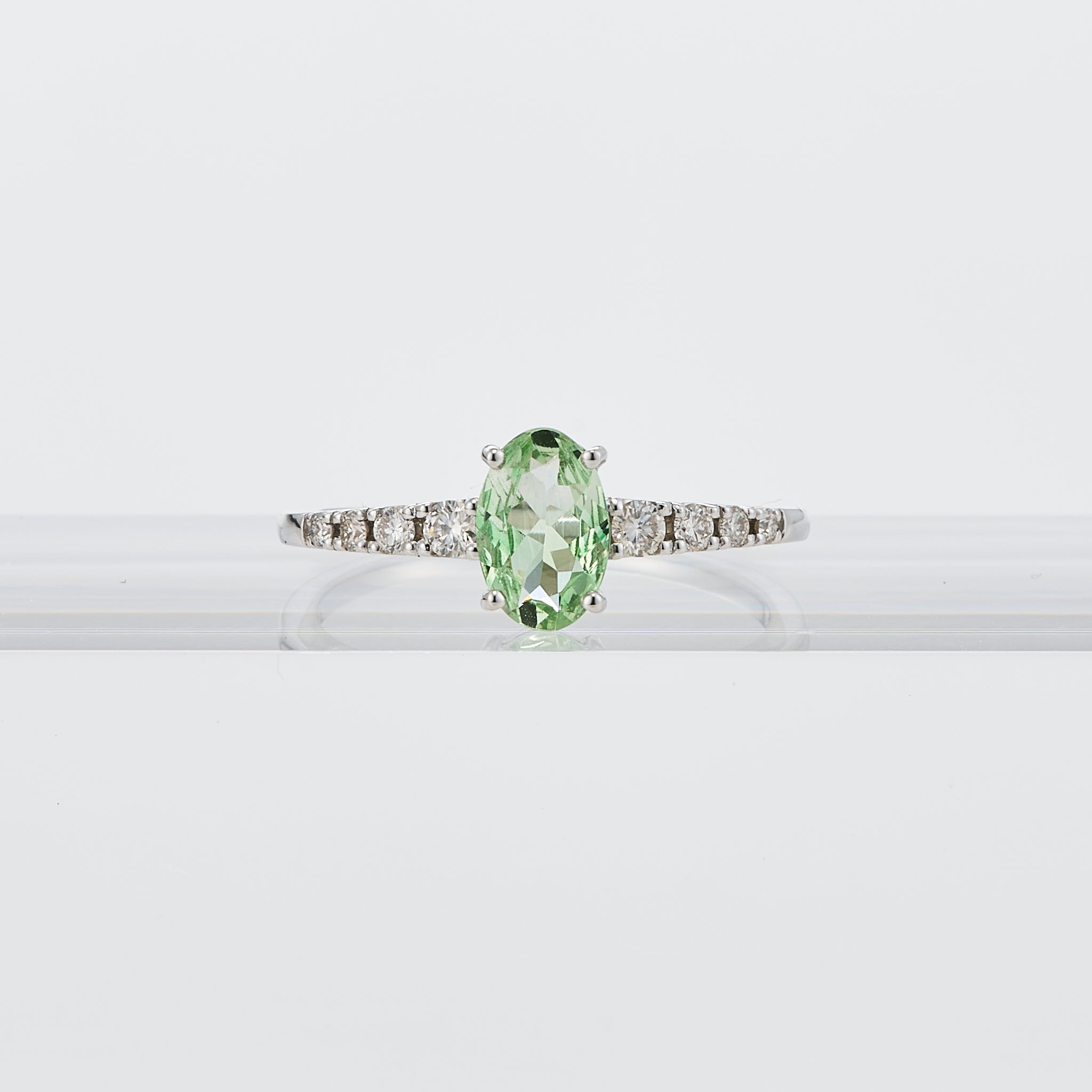 グリーンガーネット/ダイヤモンド プラチナリング(1月誕生石)《25V01908》