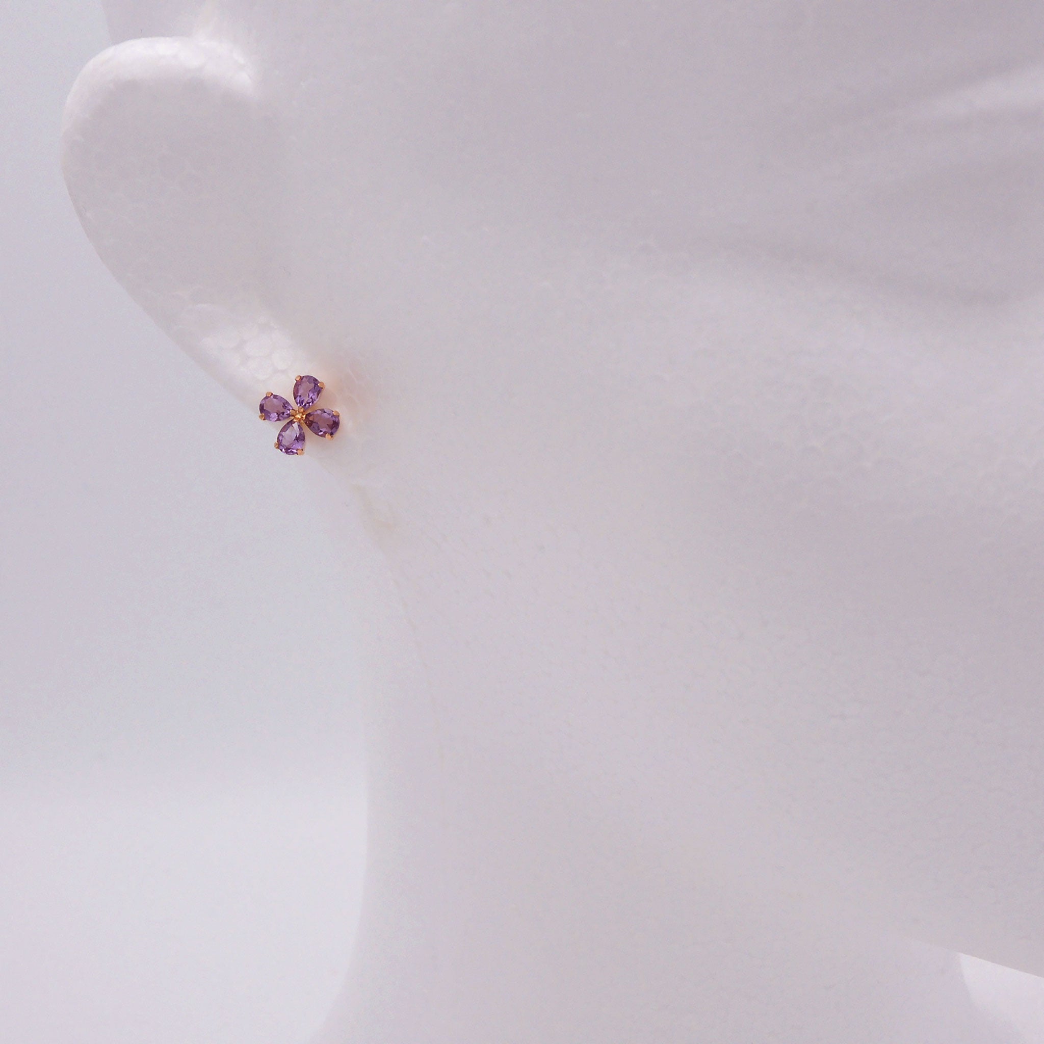 アメシスト K18ピアス(フラワーモチーフ/2月誕生石)《25V02107》