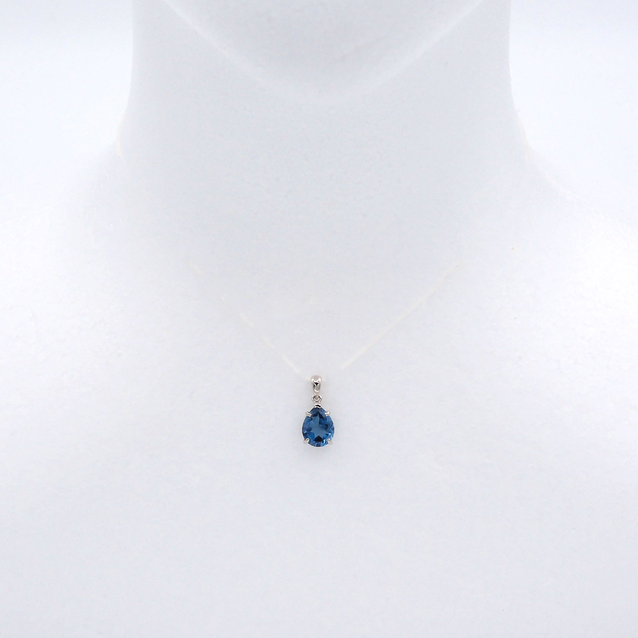 ブルートパーズ プラチナペンダント(11月誕生石)《25V02202》