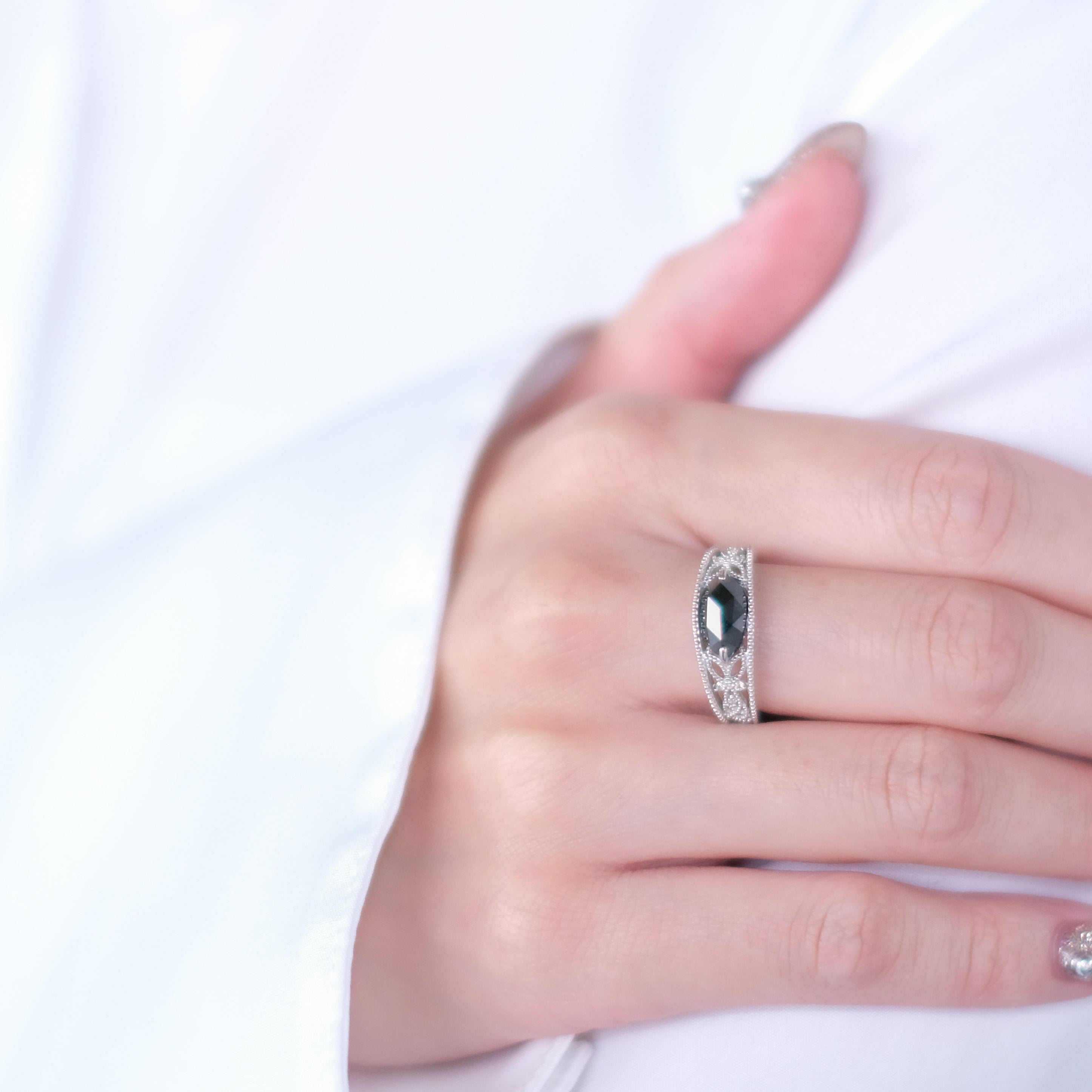 【限定2点】ブラックダイヤモンド/ダイヤモンド プラチナリング(1.0カラット/マーキス/4月誕生石/鑑別書付)《25V03005》